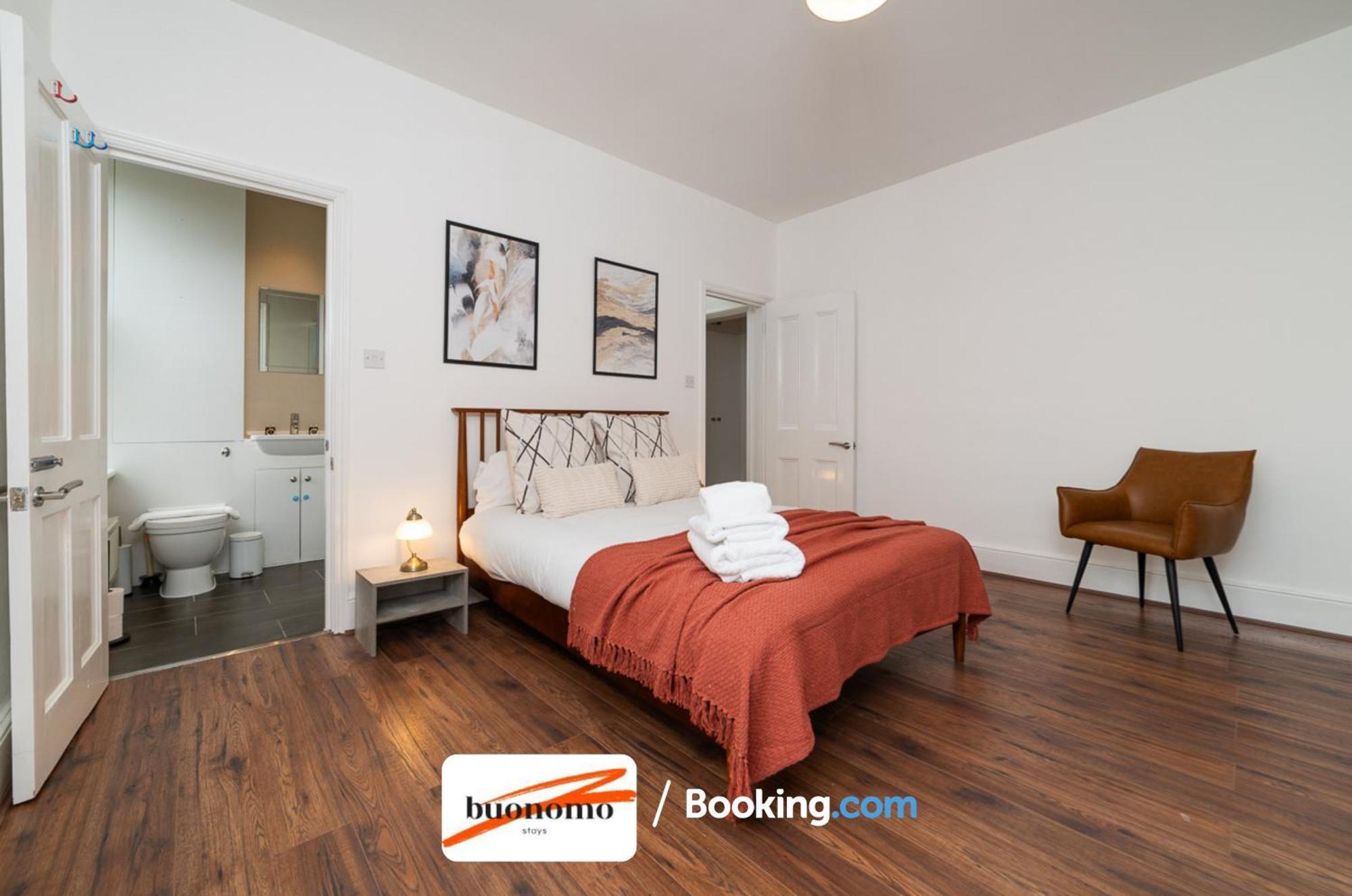 Three Bedroom At Buonomo Short Lets & Serviced Close To Wimbledon Tennis Courts Londen