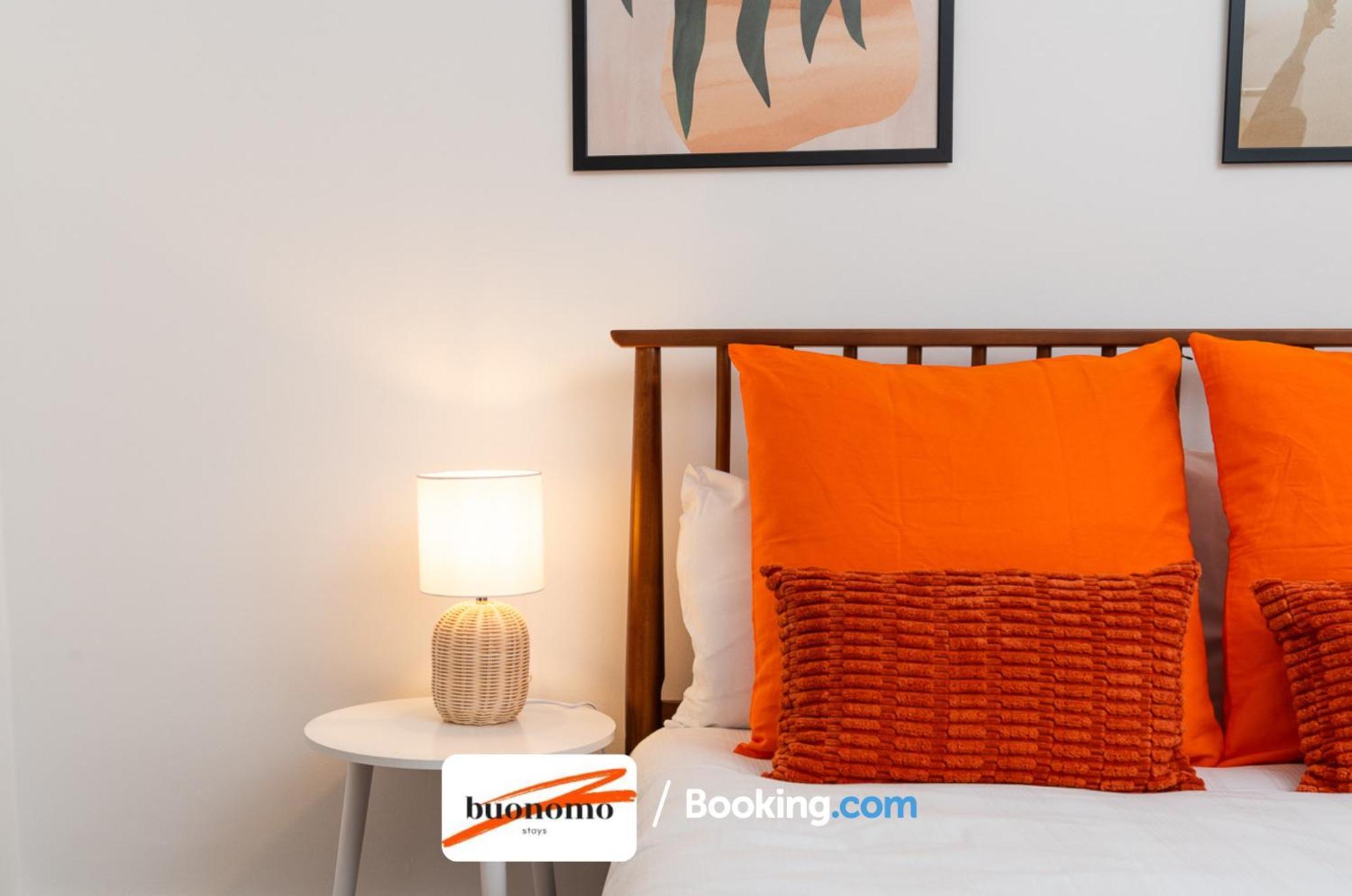 Three Bedroom At Buonomo Short Lets & Serviced Close To Wimbledon Tennis Courts * Londen