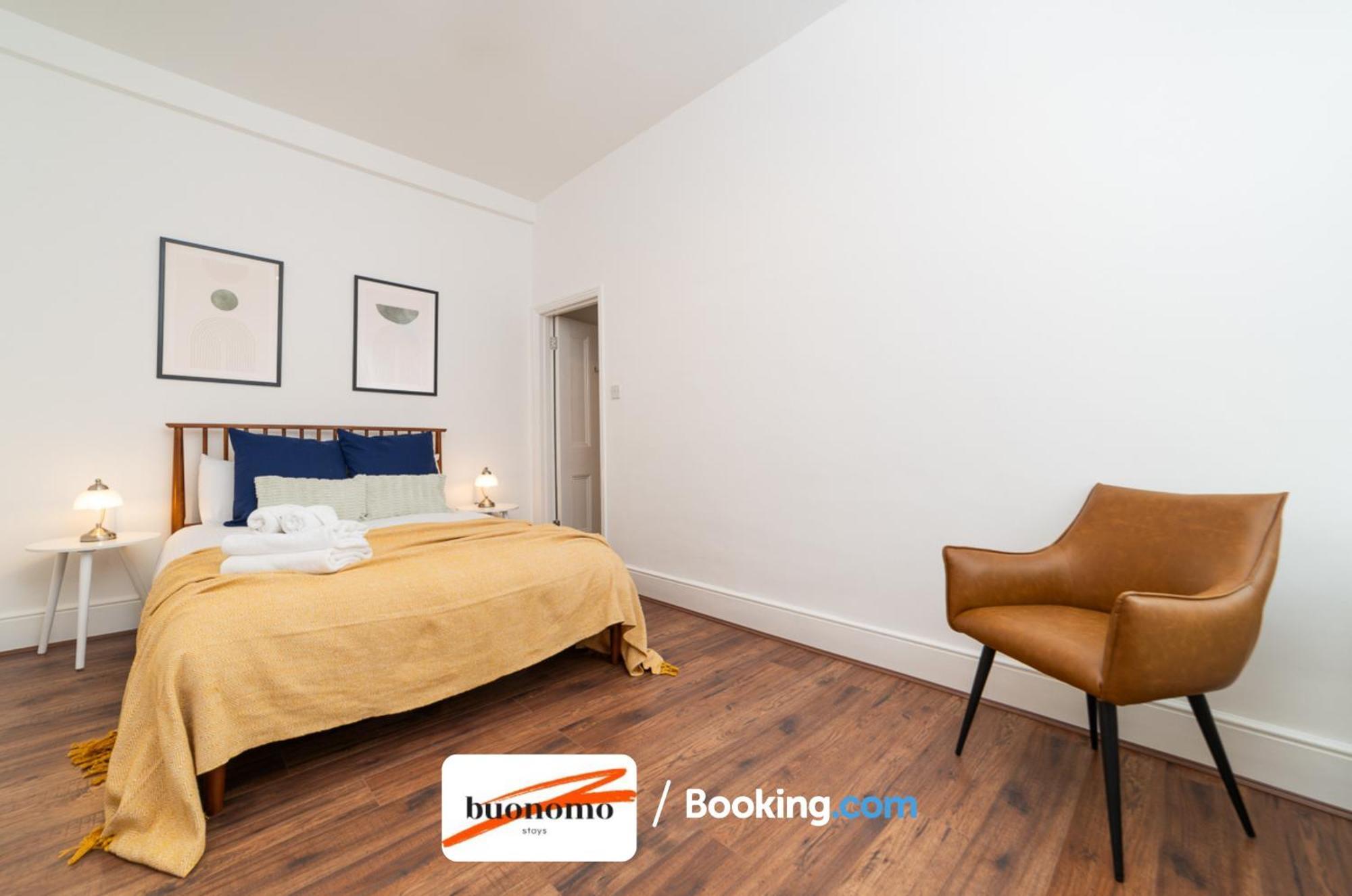 Three Bedroom At Buonomo Short Lets & Serviced Close To Wimbledon Tennis Courts Londen