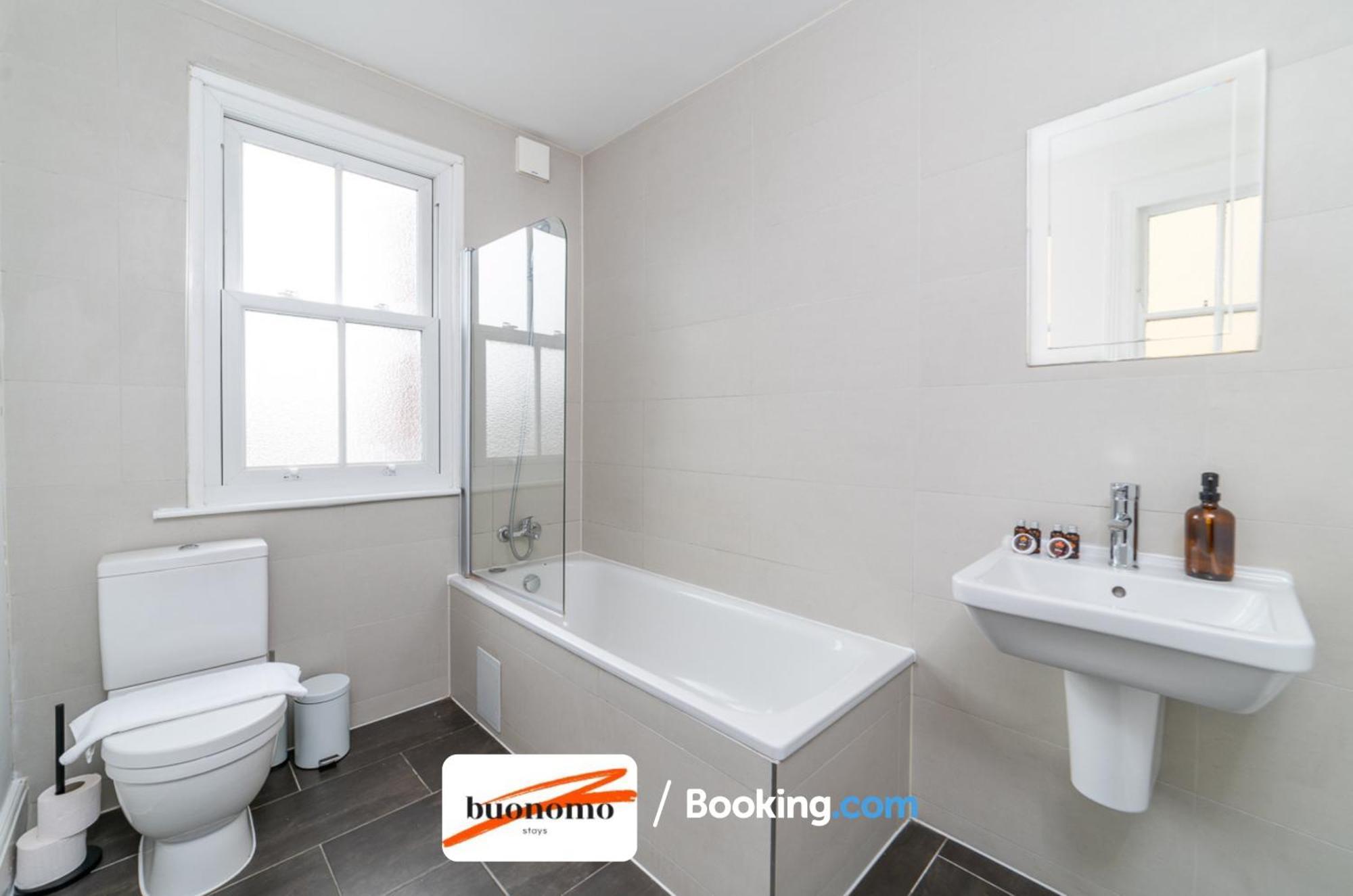 Three Bedroom At Buonomo Short Lets & Serviced Close To Wimbledon Tennis Courts Appartement Londen