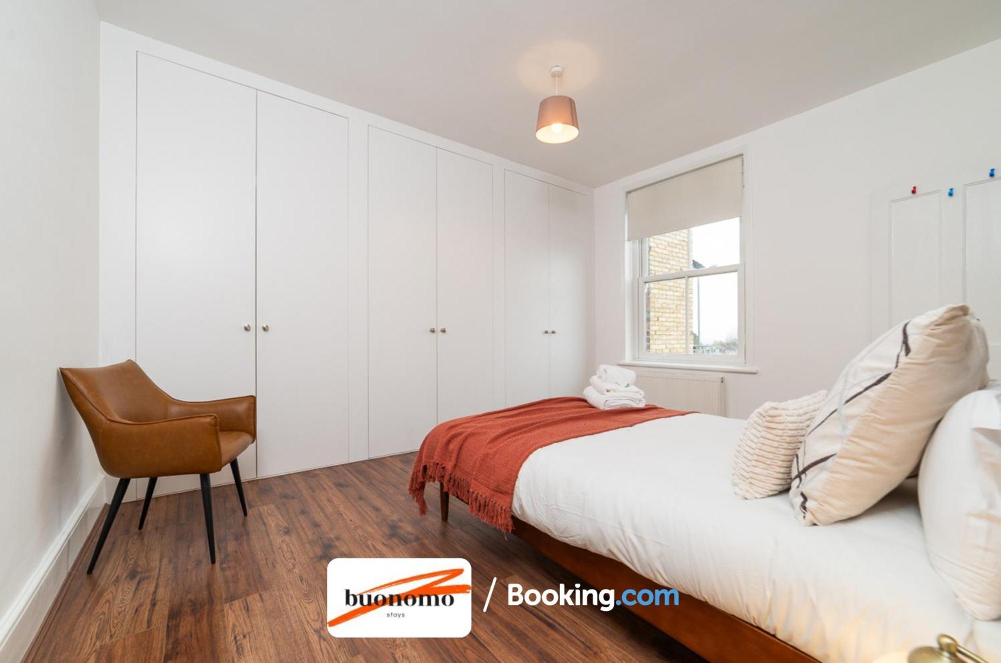 Three Bedroom At Buonomo Short Lets & Serviced Close To Wimbledon Tennis Courts Londen