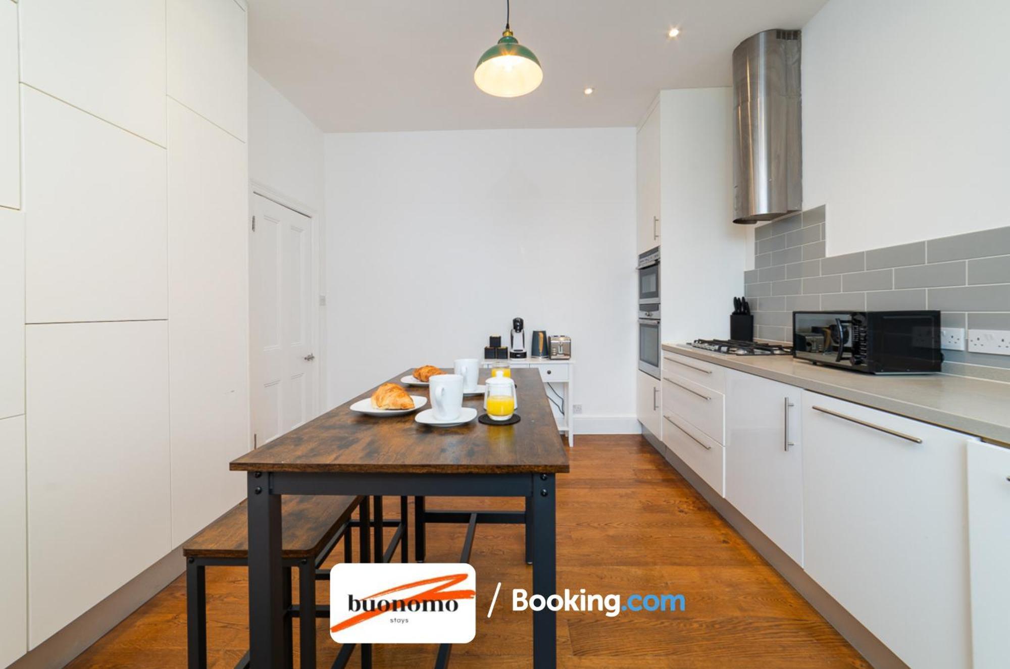 Three Bedroom At Buonomo Short Lets & Serviced Close To Wimbledon Tennis Courts * Londen