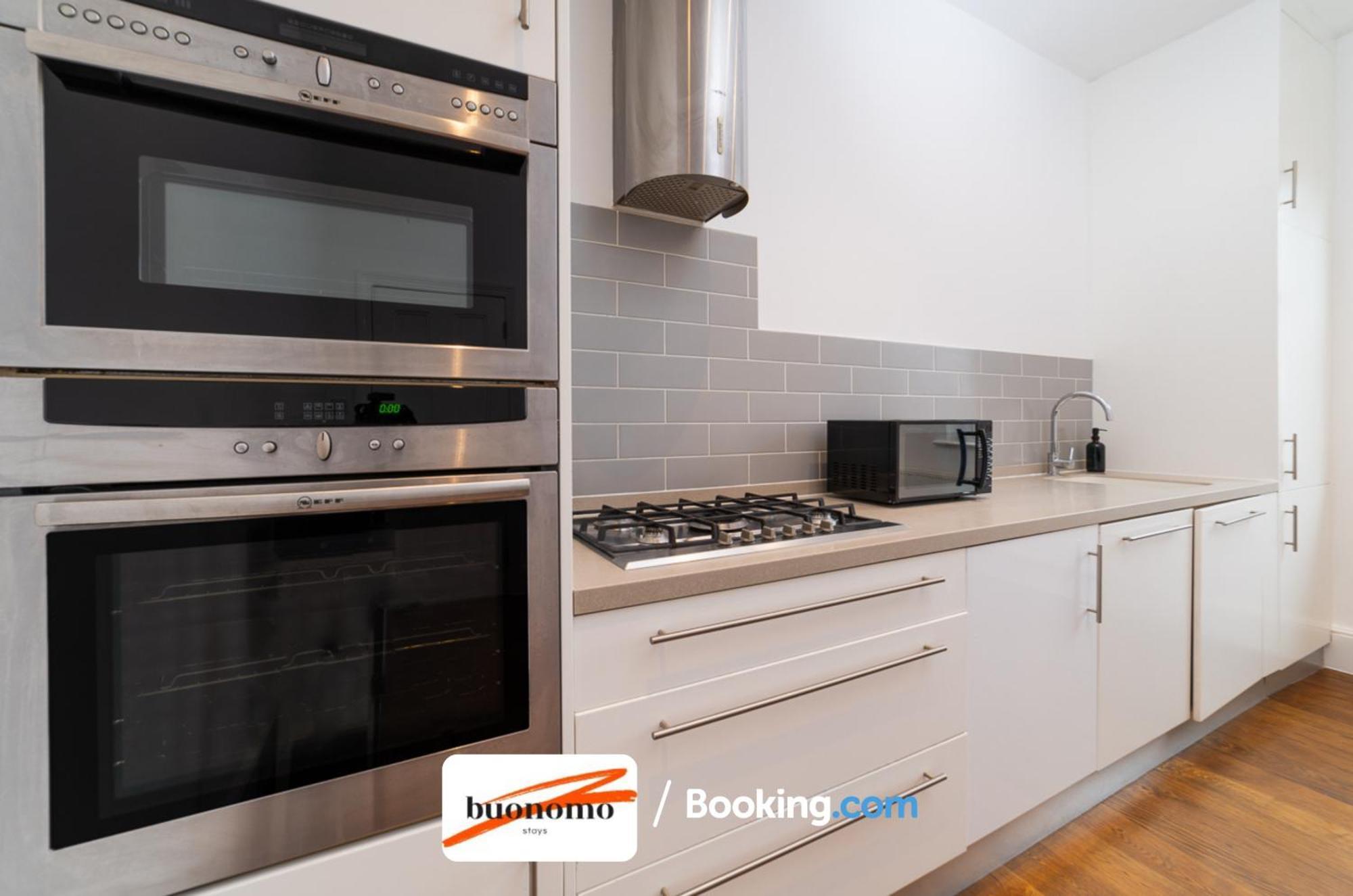 Three Bedroom At Buonomo Short Lets & Serviced Close To Wimbledon Tennis Courts Appartement Londen