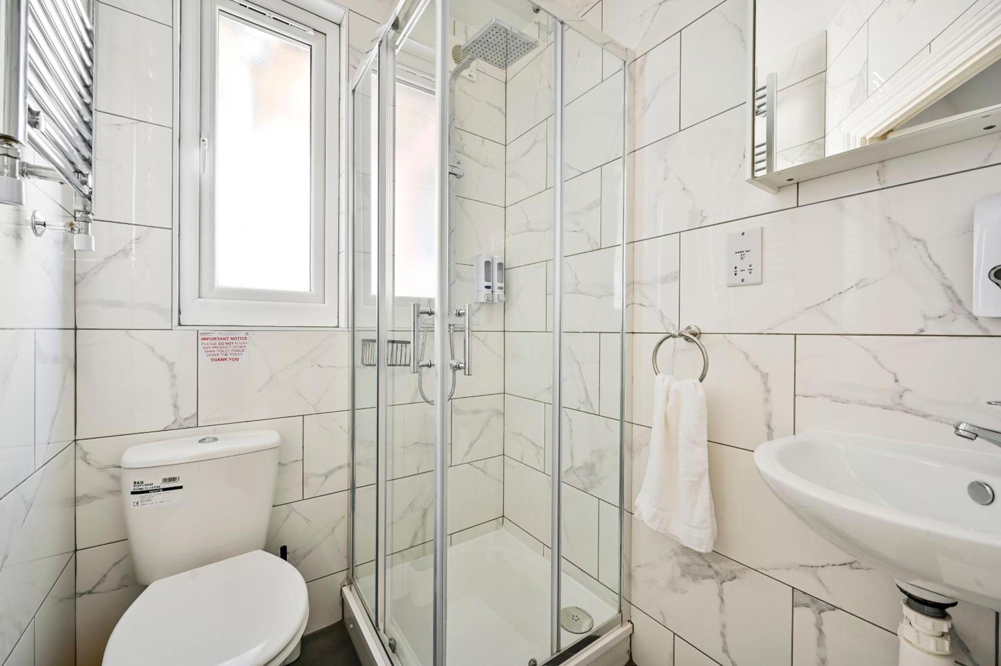 2-bed, Sleeps 8 In Leyton E10, Near Stratford Leilighet London