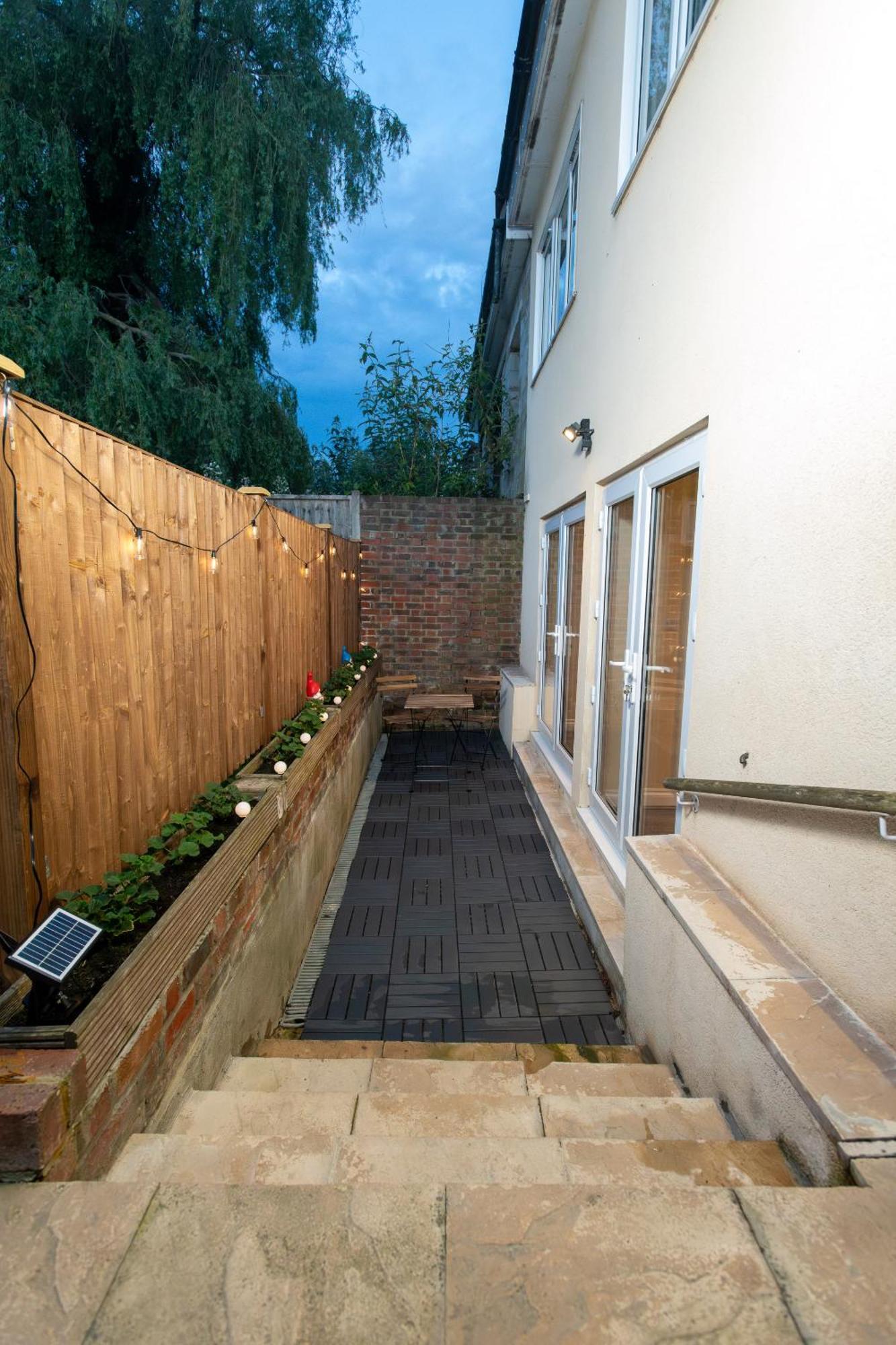 Appartement Cosy 1 Bedroom Basement With Private Patio Area Londen