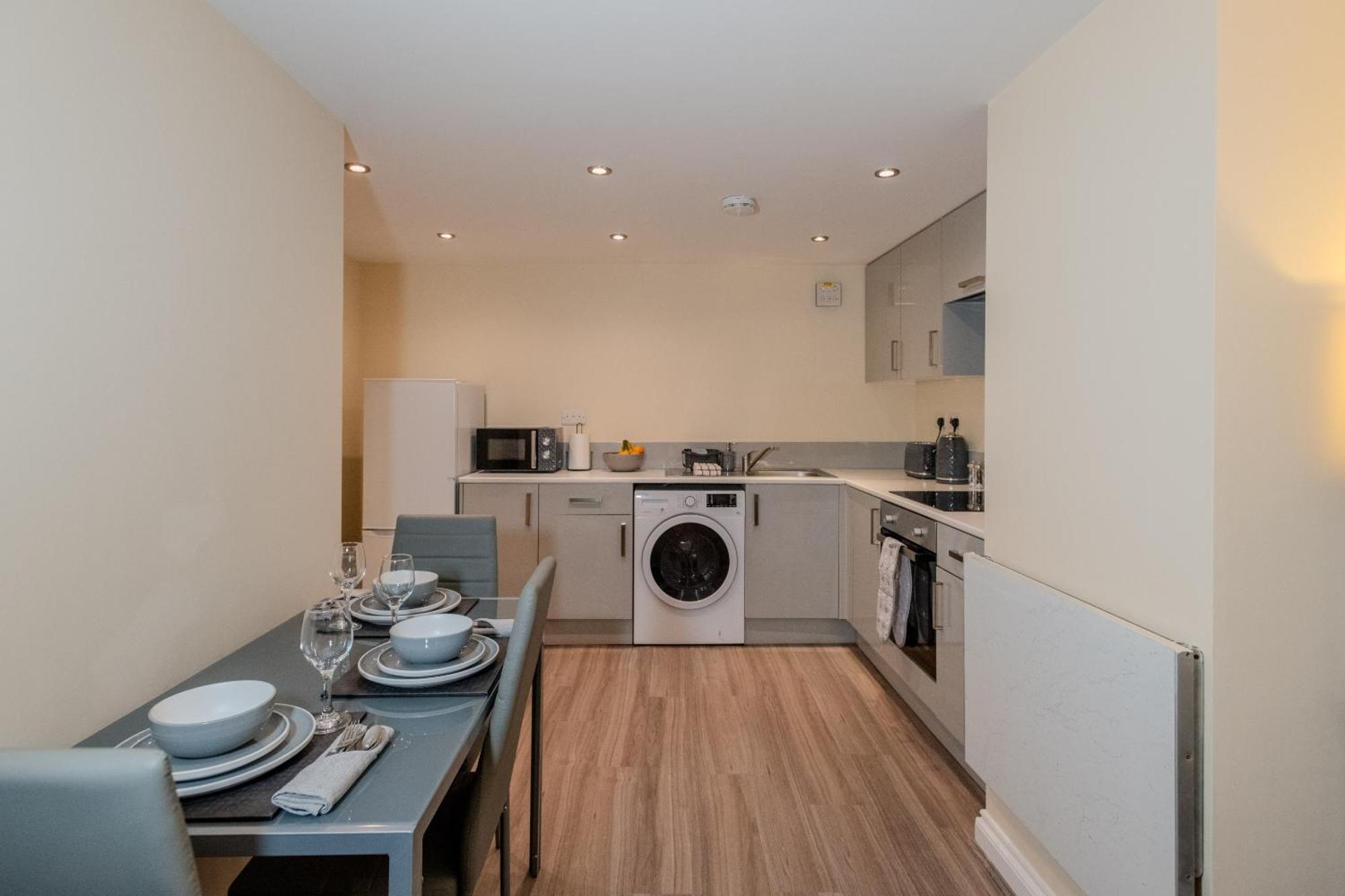 Cosy 1 Bedroom Basement With Private Patio Area Londen