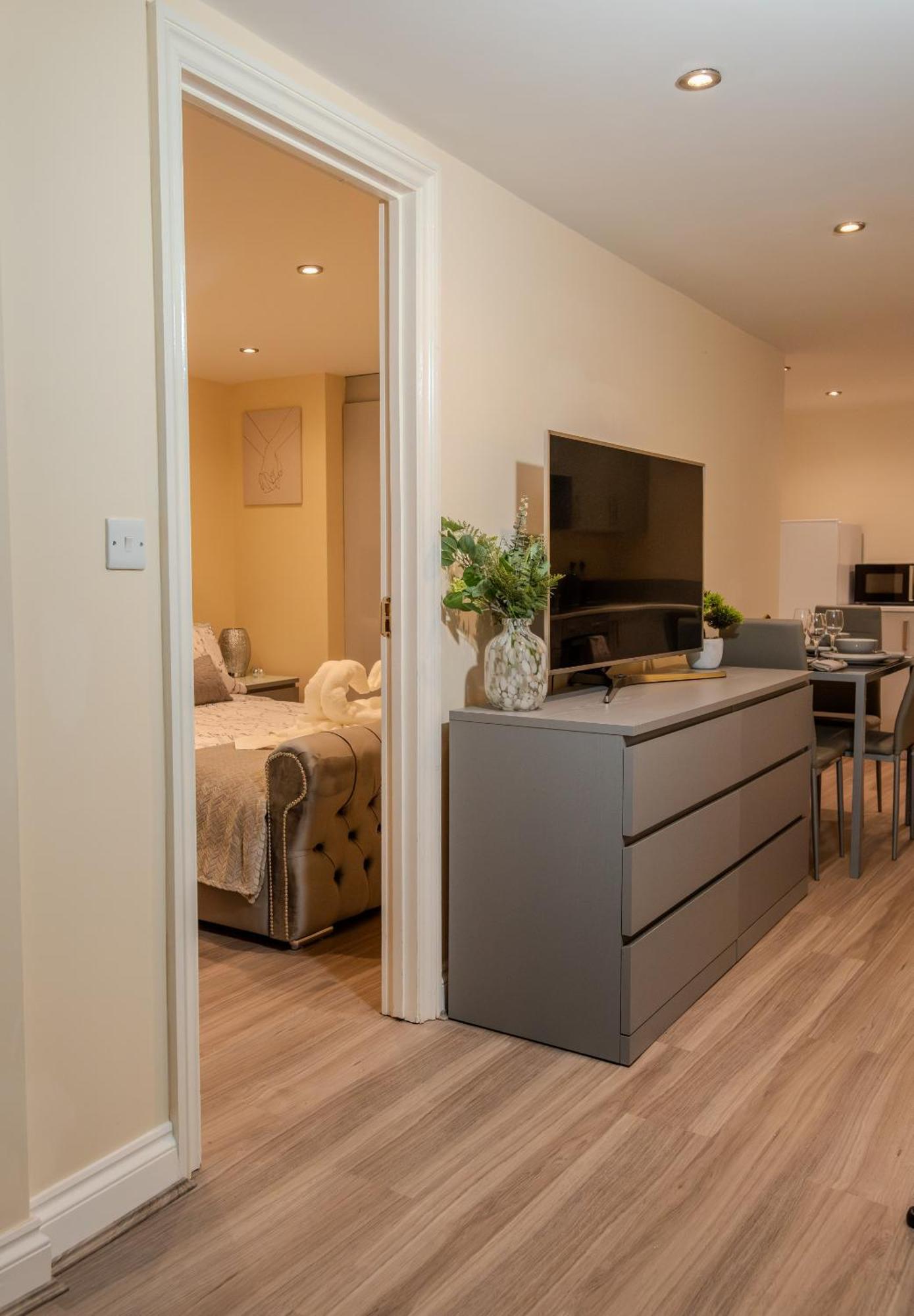 Cosy 1 Bedroom Basement With Private Patio Area Londen