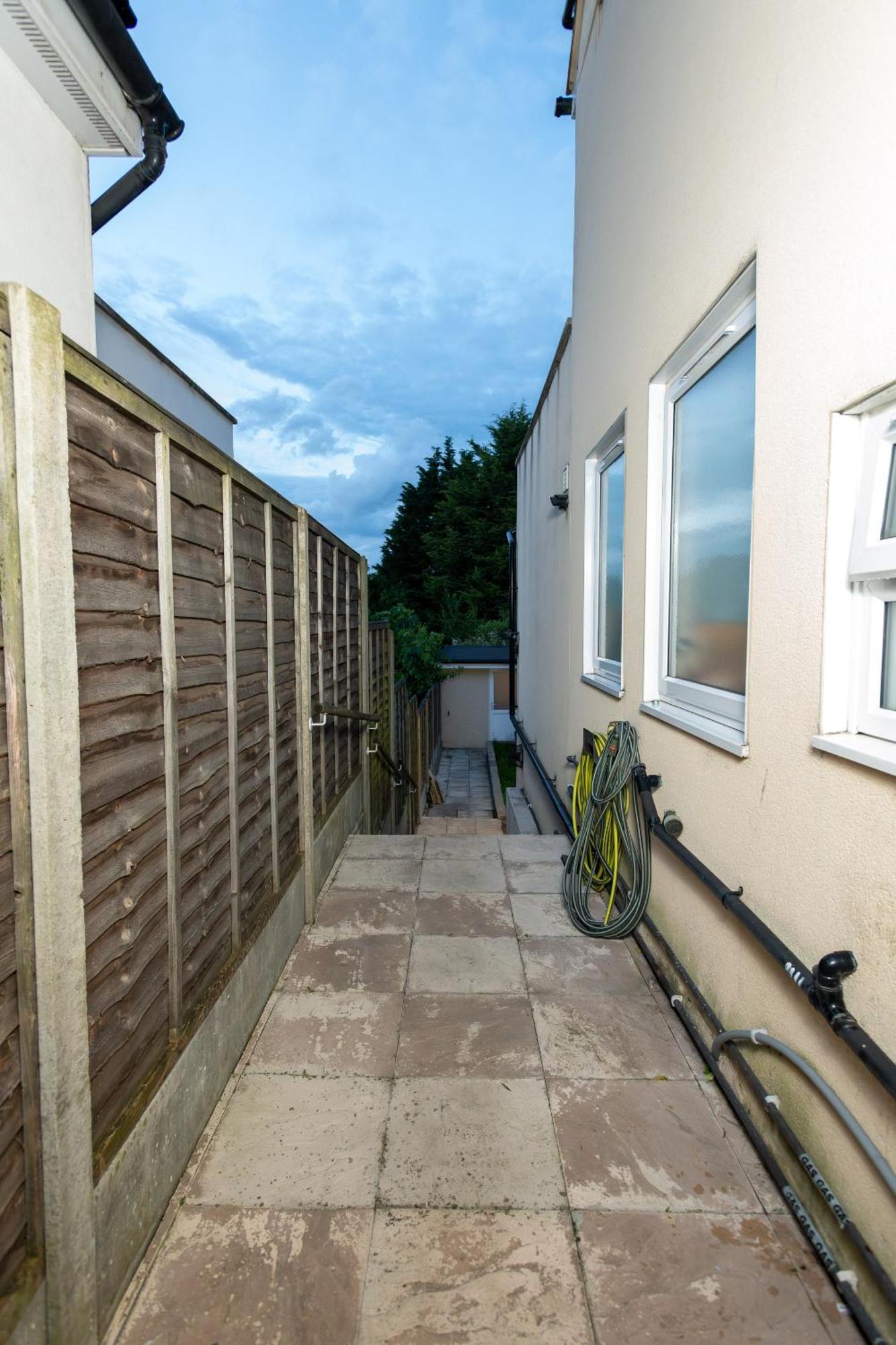 Cosy 1 Bedroom Basement With Private Patio Area * Londen