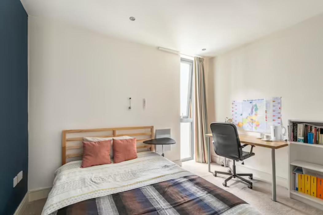 Homestay Spacious Air-conditioned Double With Workspace *