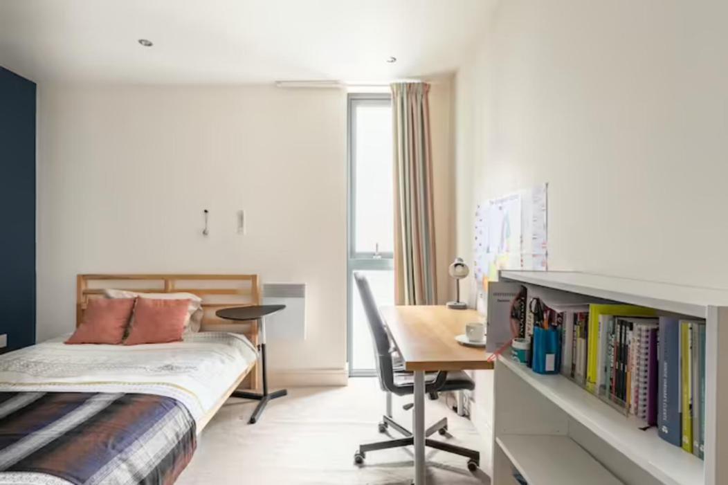 Spacious Air-conditioned Double With Workspace