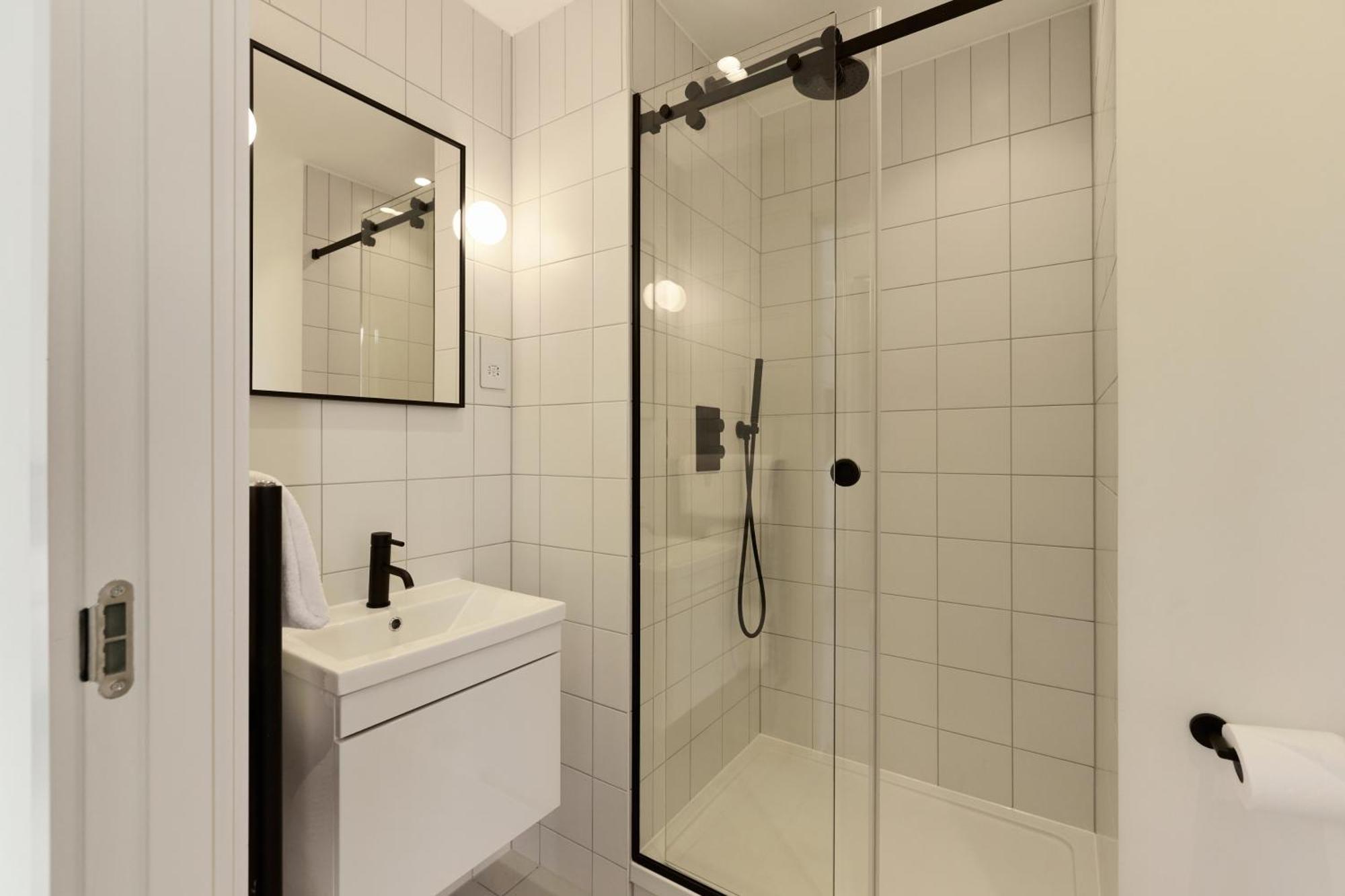 The East Mile Quarters - Gorgeous 3bdr Flat With Balcony Appartement Londen