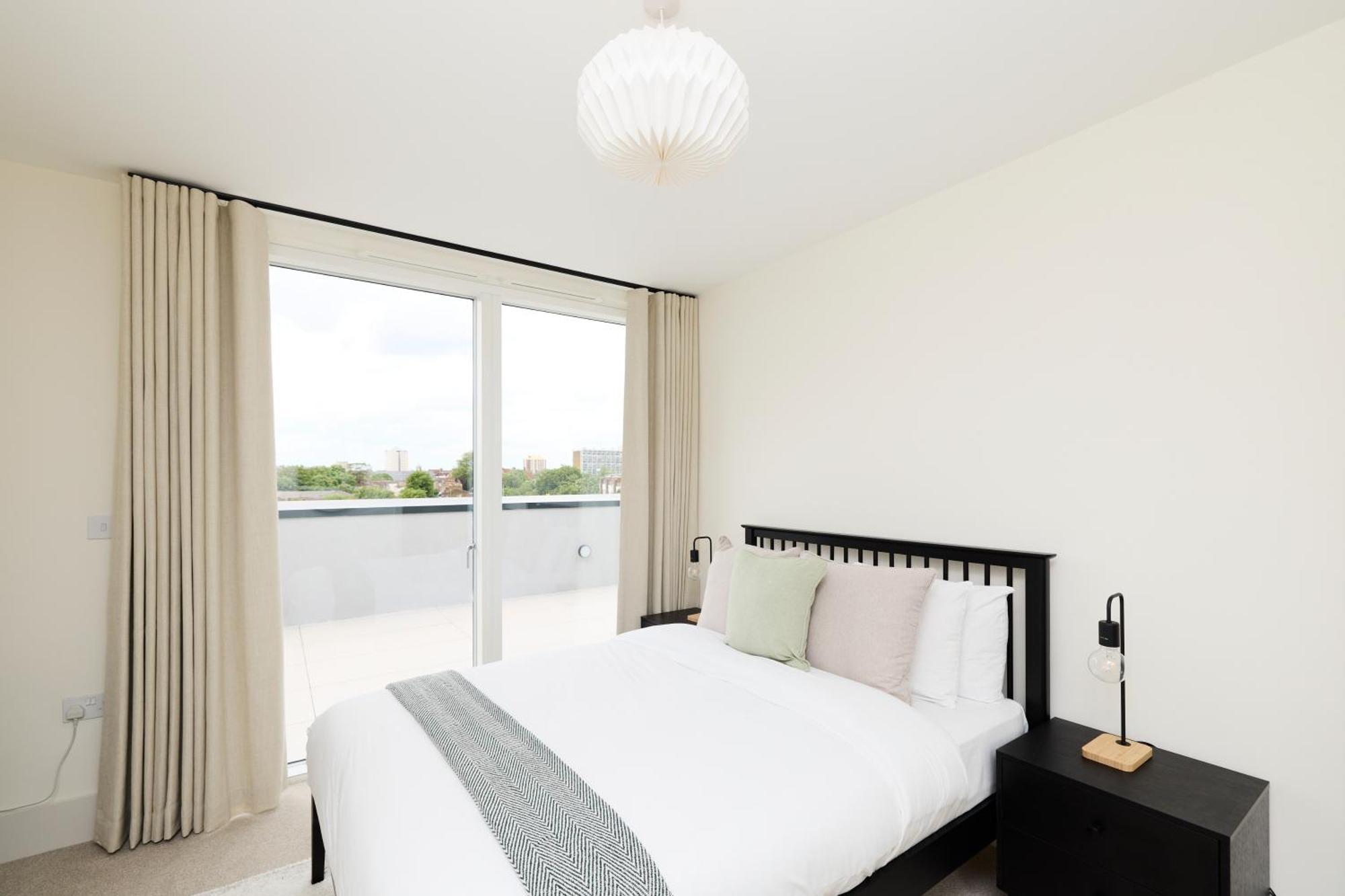 The East Mile Quarters - Gorgeous 3bdr Flat With Balcony * Londen