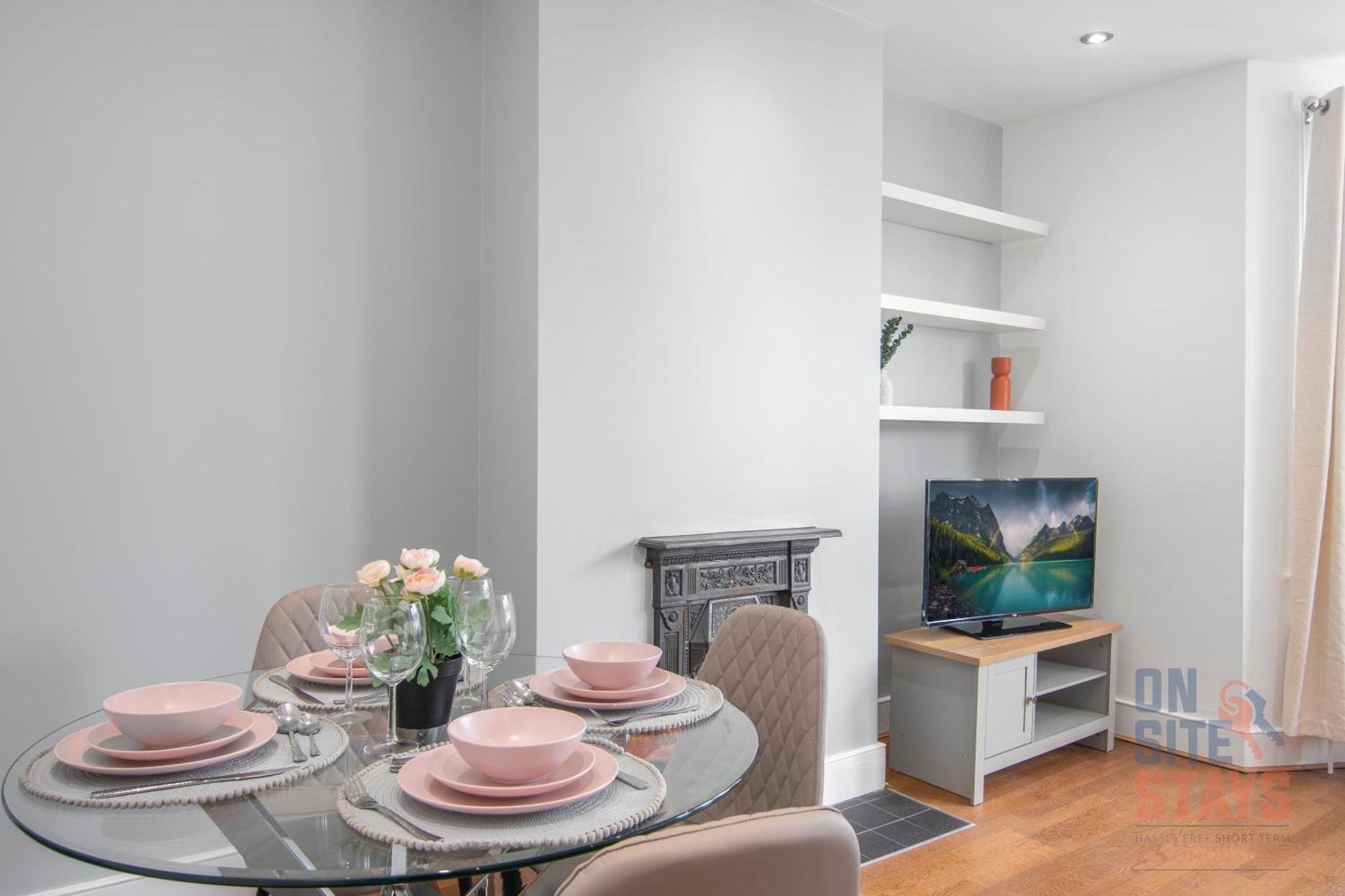 Onsitestays - Bright Spacious 2-br, Wifi And Lots Of Street Parking Apartment *