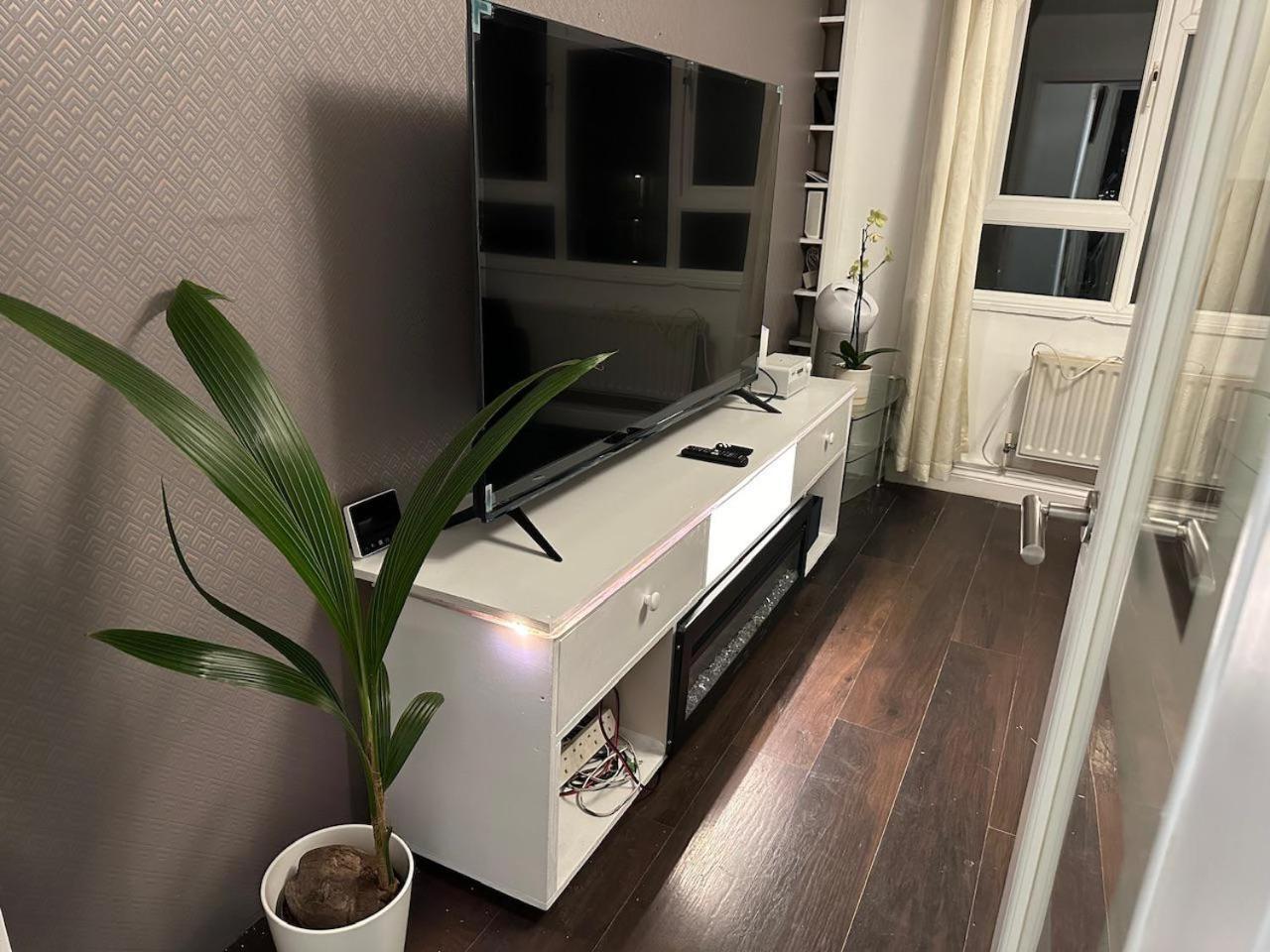 Apartment Stylish 1br W Fireplace & High-speed Wifi London