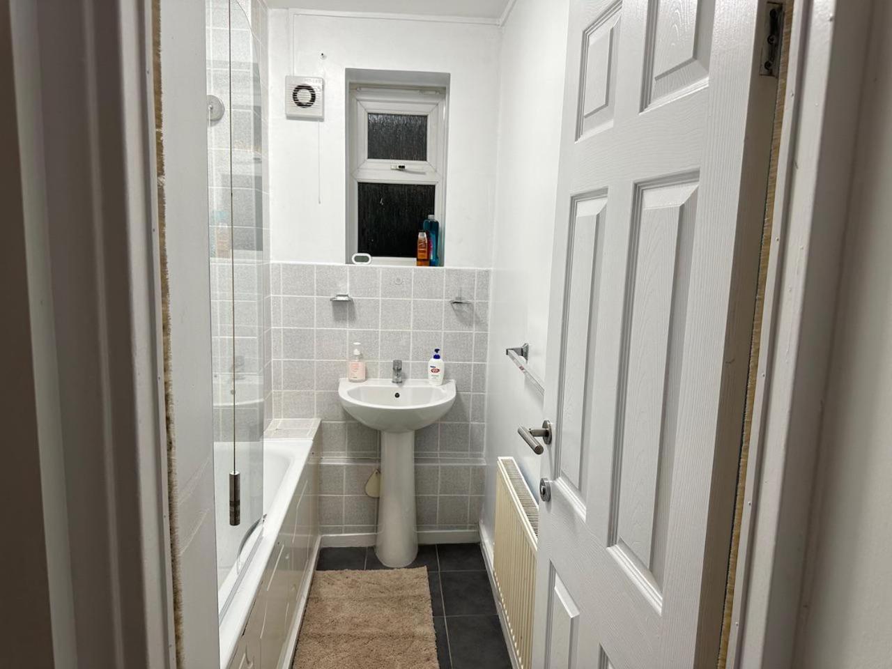 Stylish 1br W Fireplace & High-speed Wifi * London