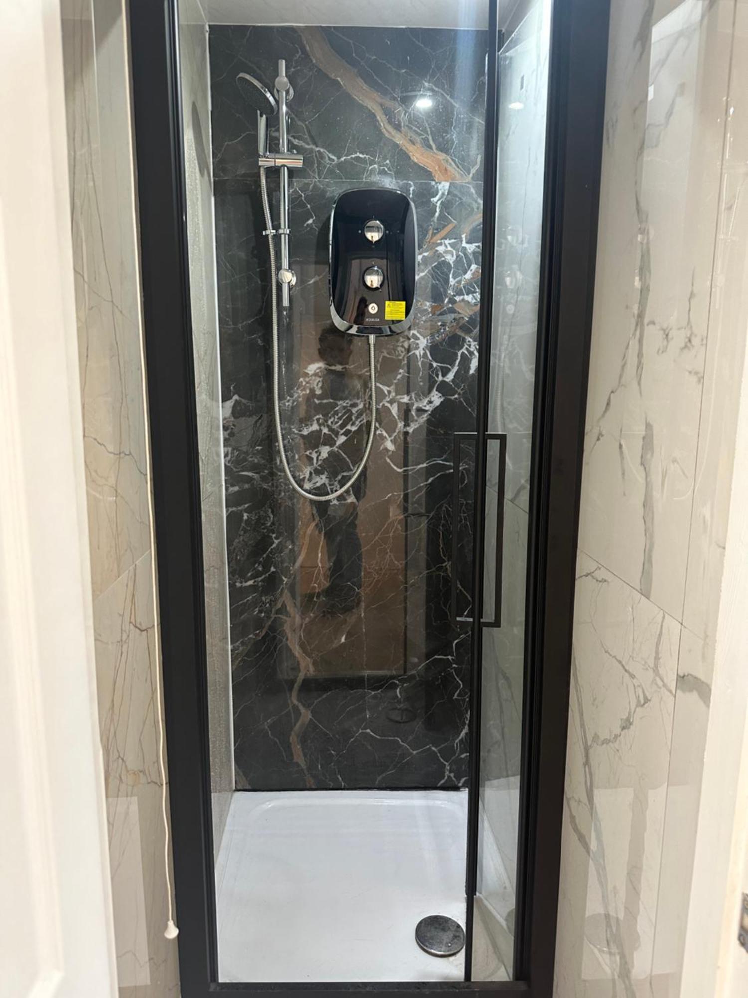 First Floor One Bed In West Appartement Londen