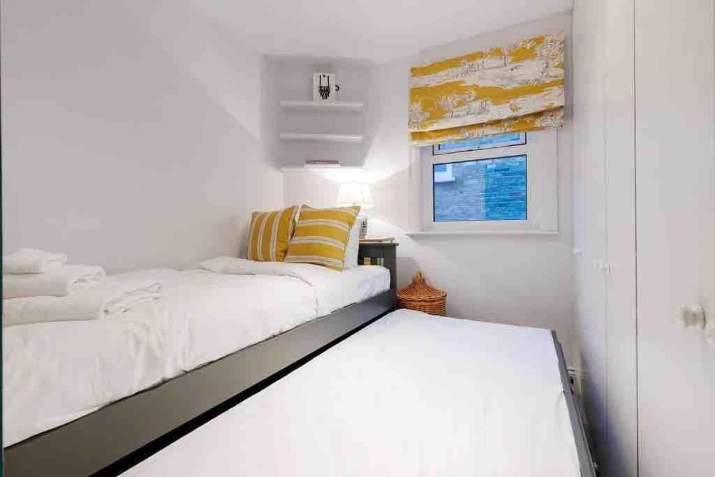 Bright, Colourful 2 Bed Home, 15 Mins From Apartment