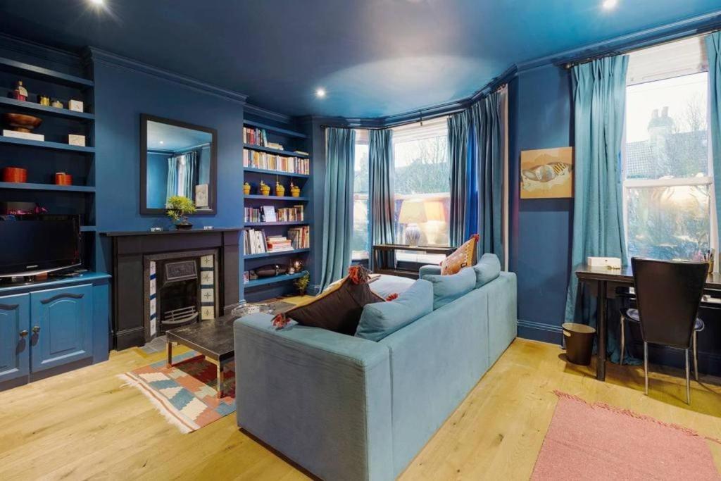 Bright, Colourful 2 Bed Home, 15 Mins From Apartment