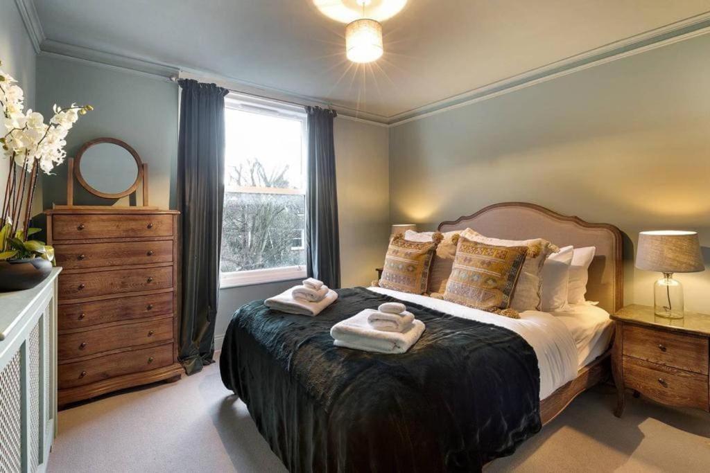 Bright, Colourful 2 Bed Home, 15 Mins From London