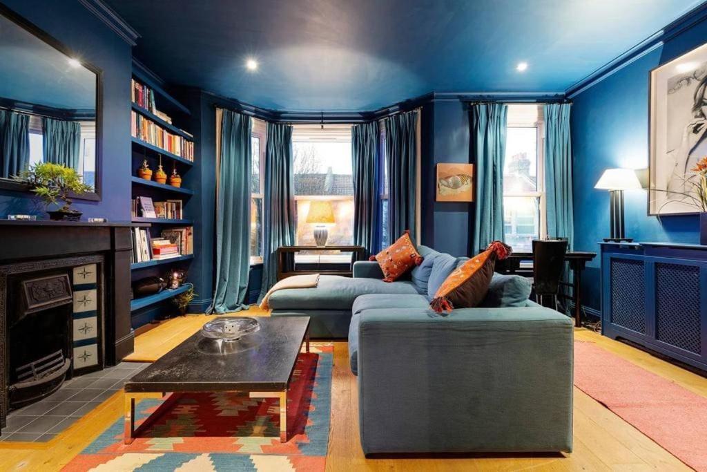 Bright, Colourful 2 Bed Home, 15 Mins From London