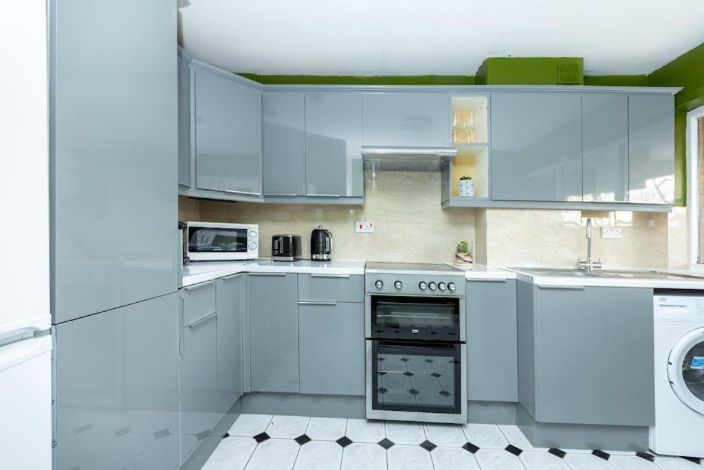 Spacious 4br With Large Balcony London