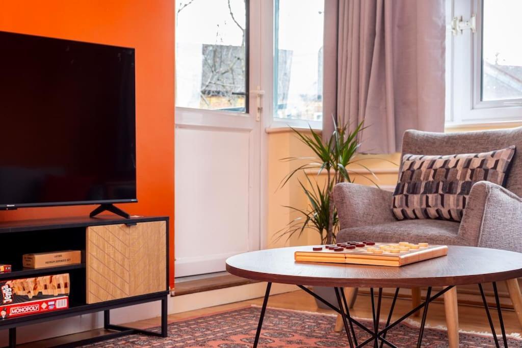 Spacious 4br With Large Balcony * Londen