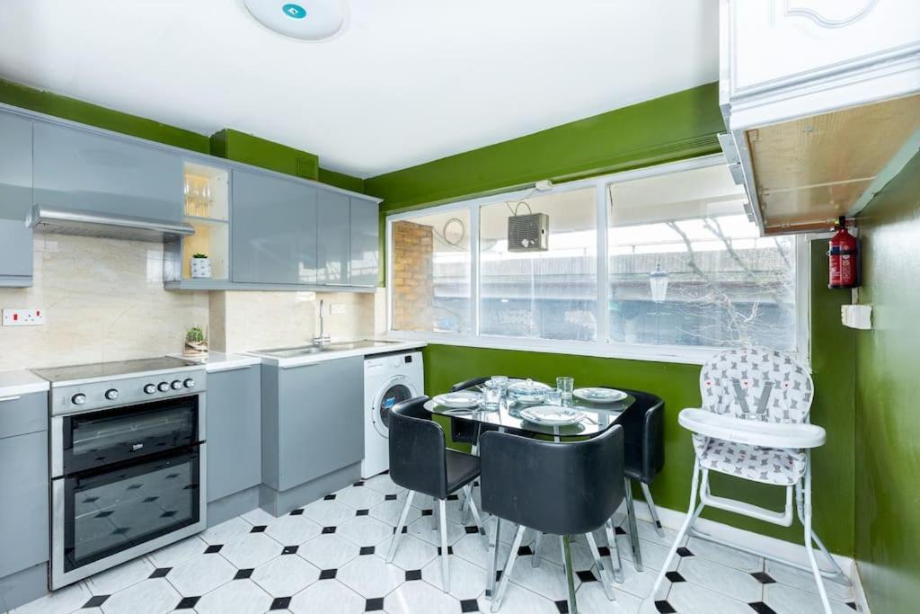Apartment Spacious 4br With Large Balcony *