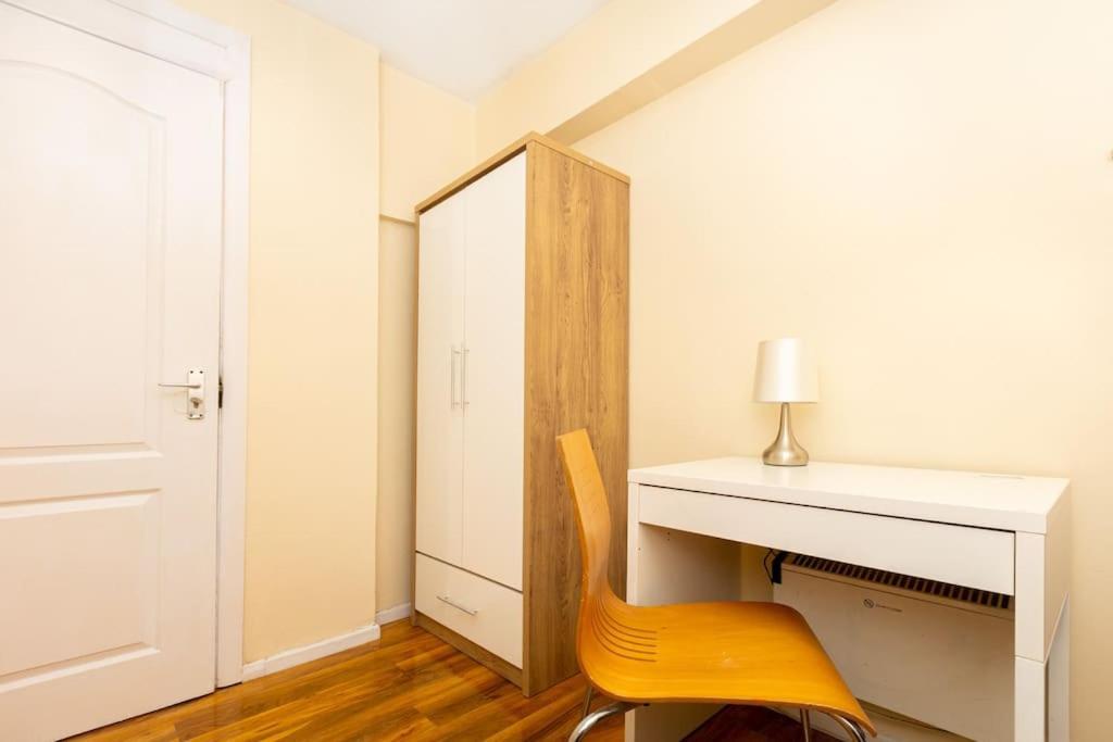 Appartement Spacious 4br With Large Balcony Londen