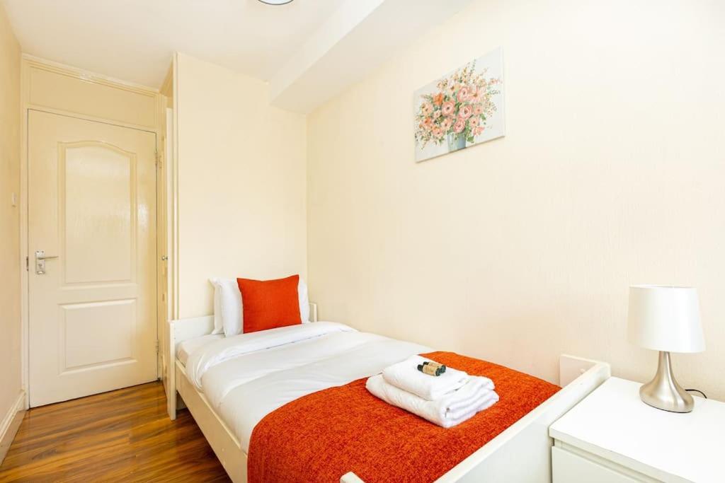 Spacious 4br With Large Balcony London