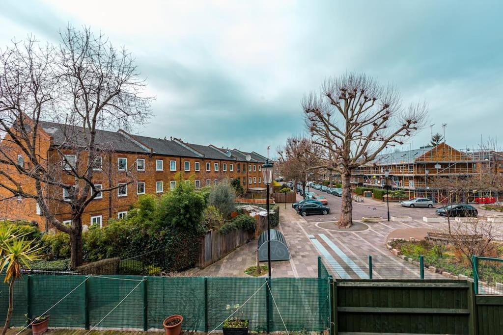 Spacious 4br With Large Balcony * Londen
