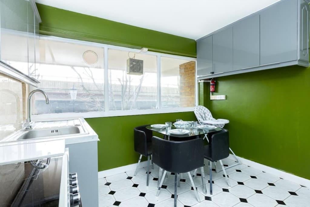 Apartment Spacious 4br With Large Balcony