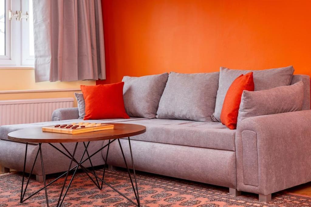 Spacious 4br With Large Balcony * Londen