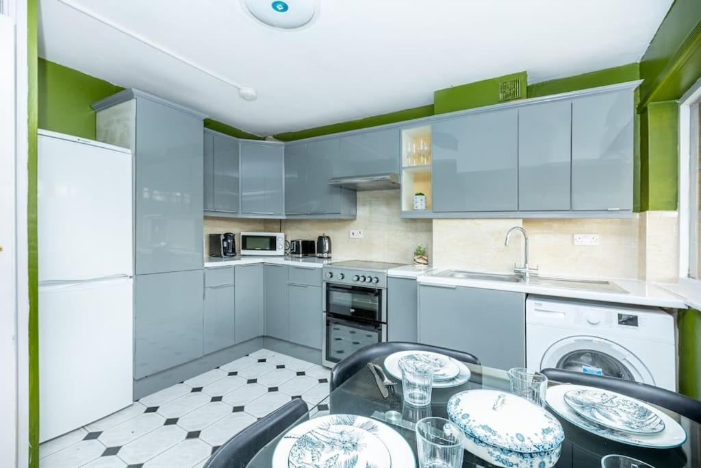Appartement Spacious 4br With Large Balcony Londen