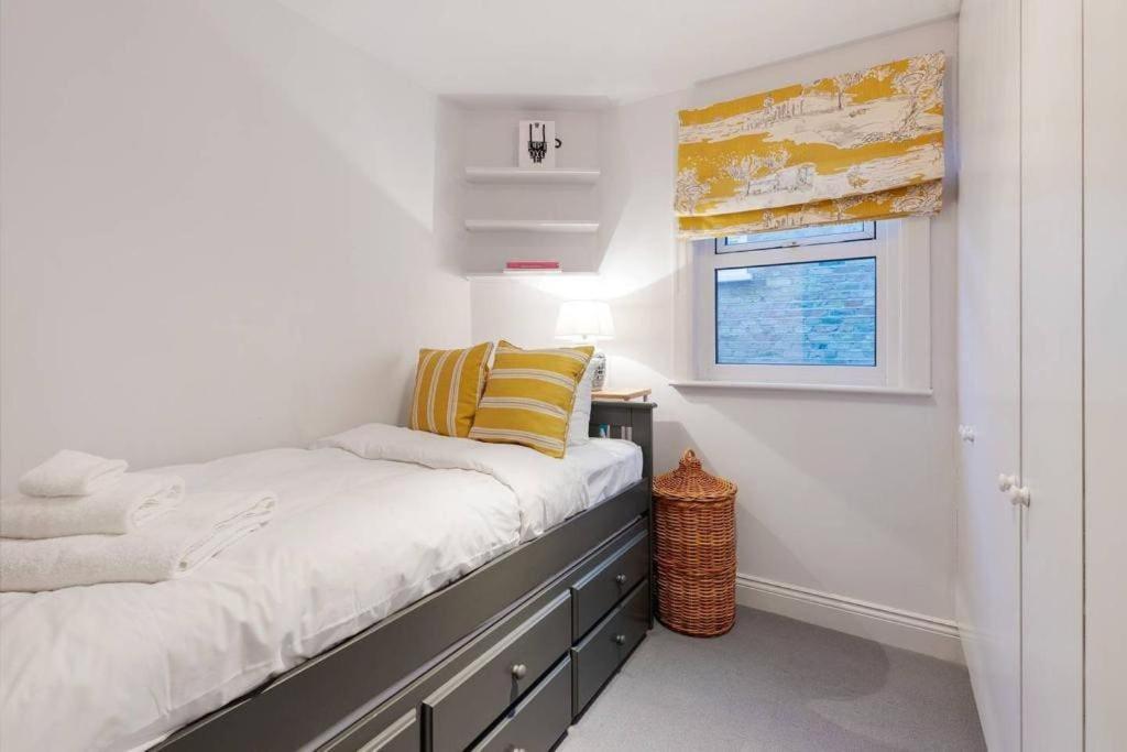 Bright, Colourful 2 Bed Home, 15 Mins From Apartment *