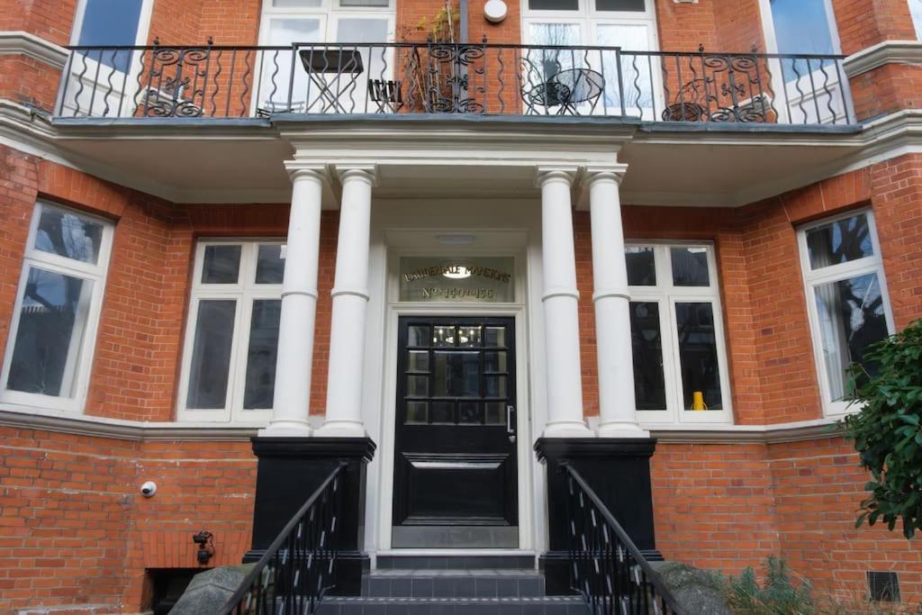 Apartment 3 Bedroom Lauderdale Mansions *