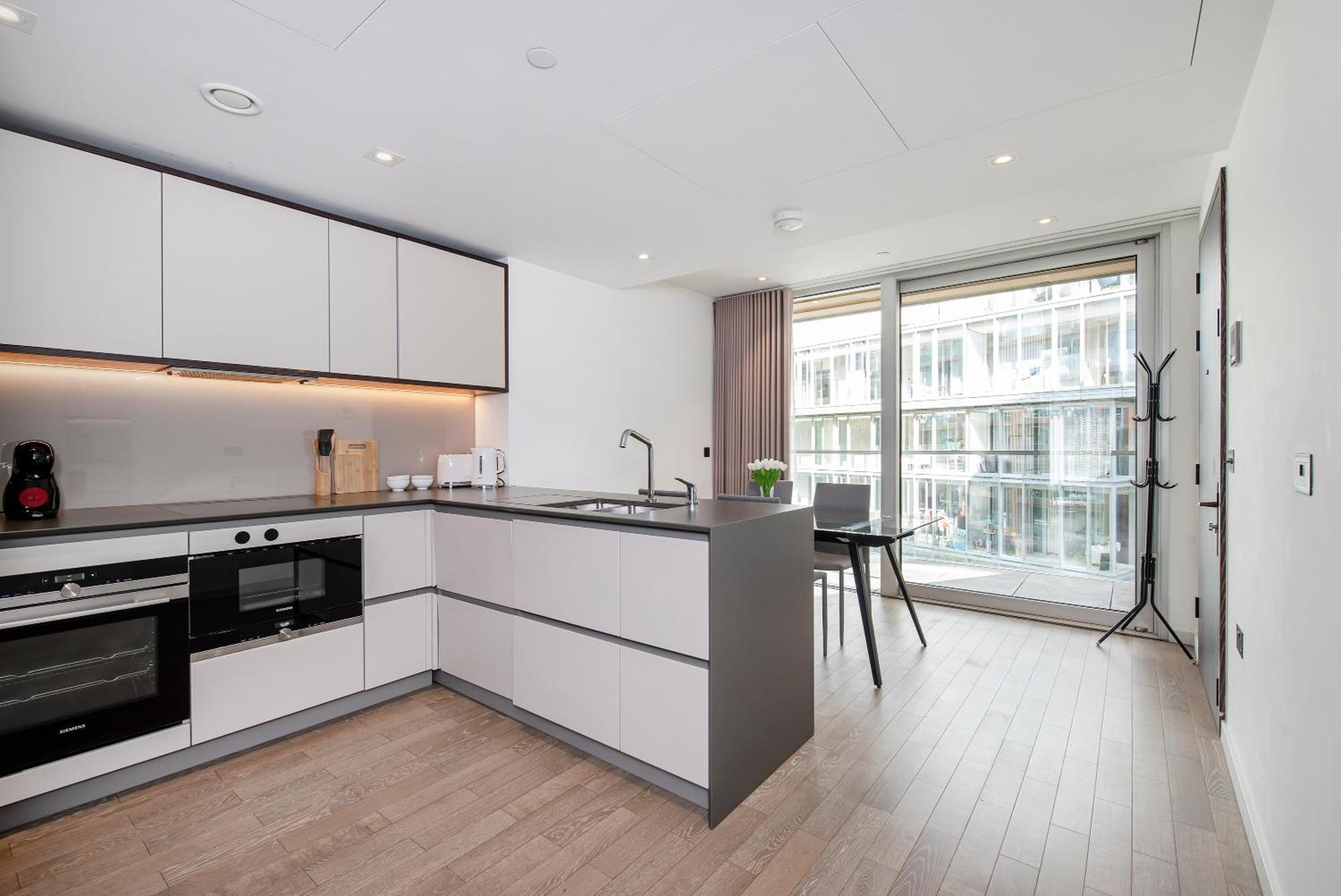 Modern 2 Bed Battersea Power Station Leilighet London
