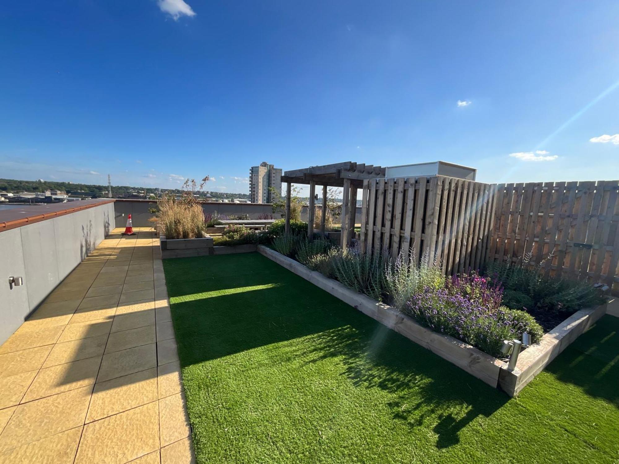 Deluxe Double Bed In Shared Near Canary Wharf, Airport & O2 Arena With Thames View Apartment