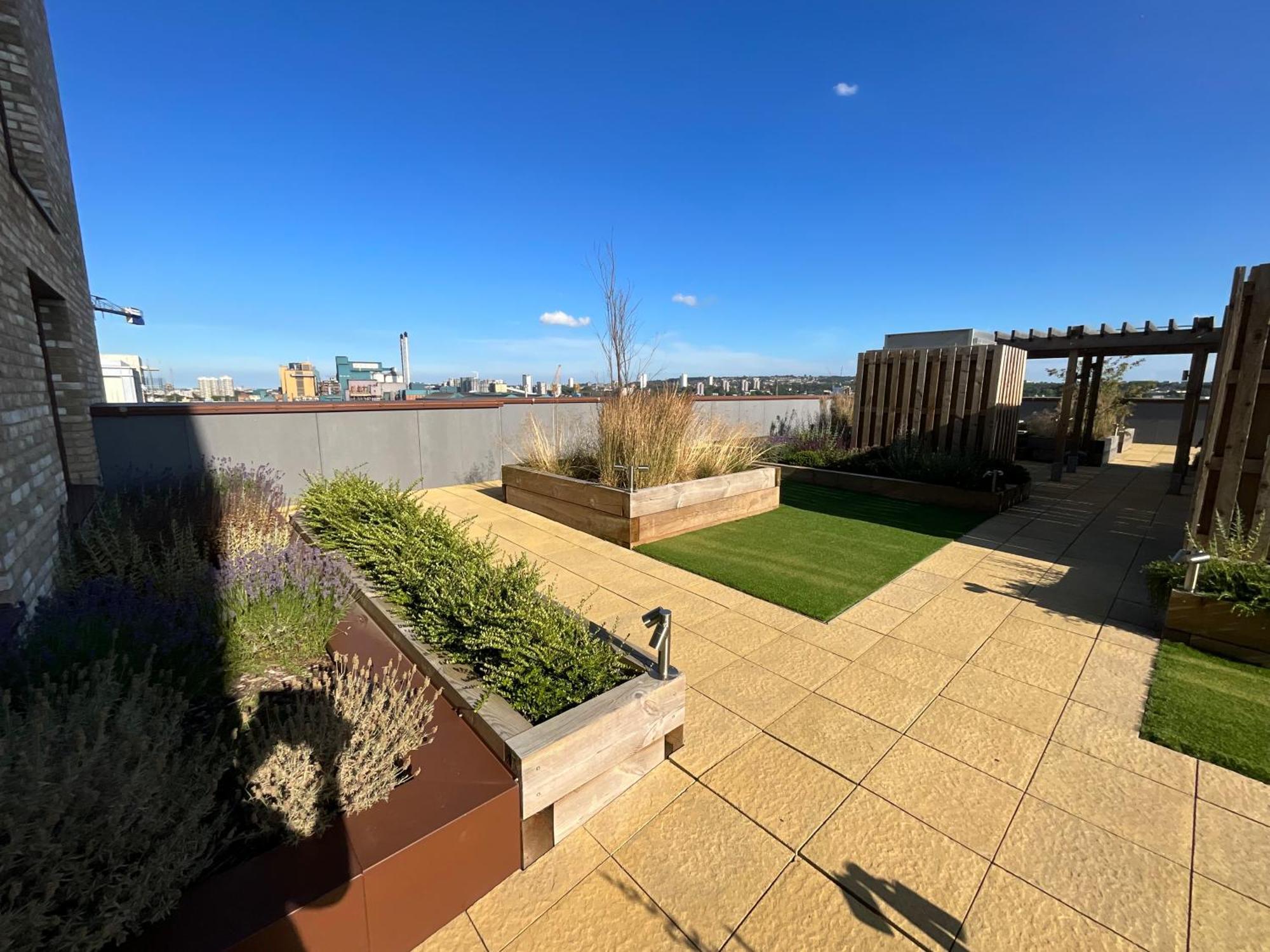 Apartment Deluxe Double Bed In Shared Near Canary Wharf, Airport & O2 Arena With Thames View *