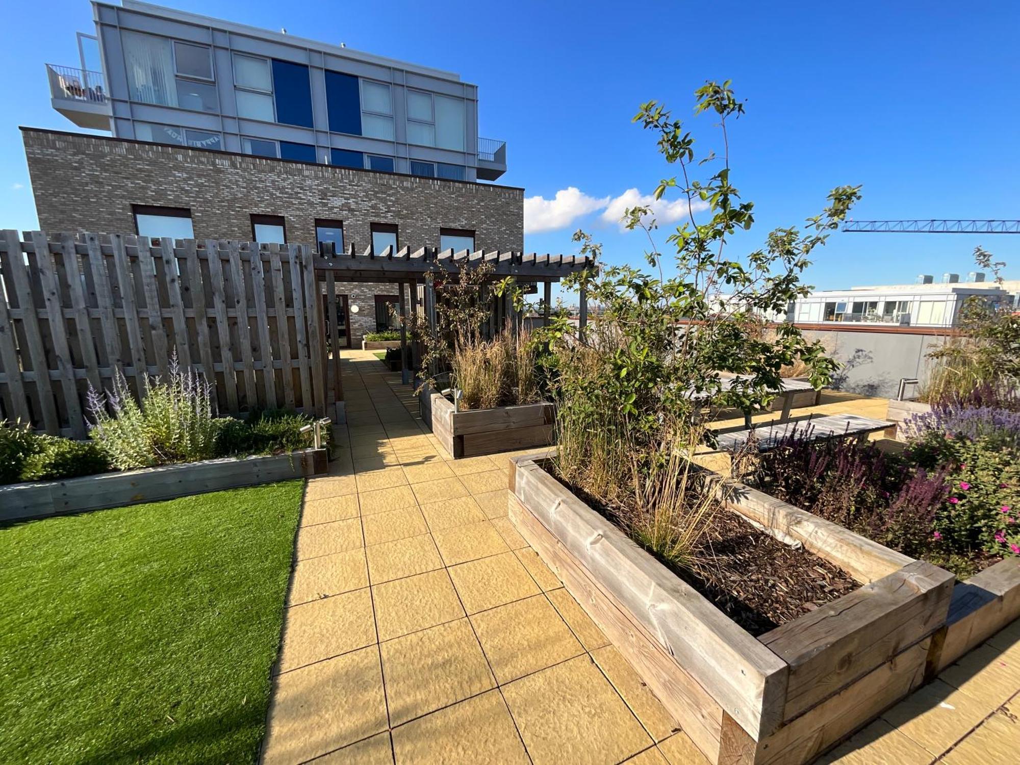 Deluxe Double Bed In Shared Near Canary Wharf, Airport & O2 Arena With Thames View Apartment *