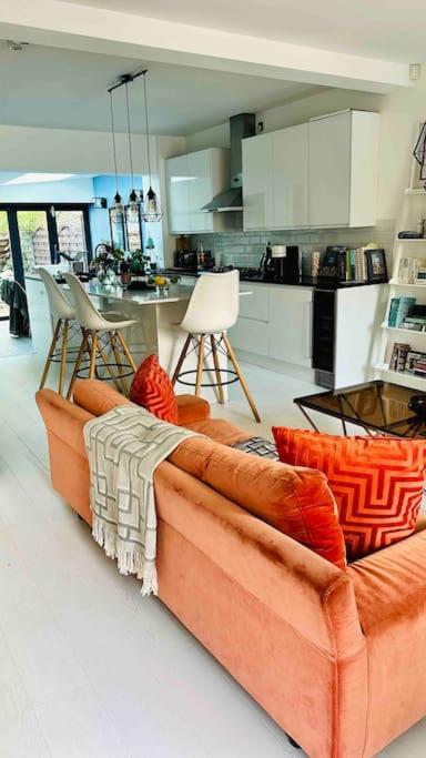 2 Bedroom House With Garden By Notting Hill