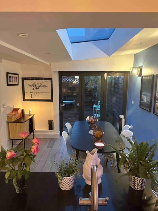 2 Bedroom House With Garden By Notting Hill