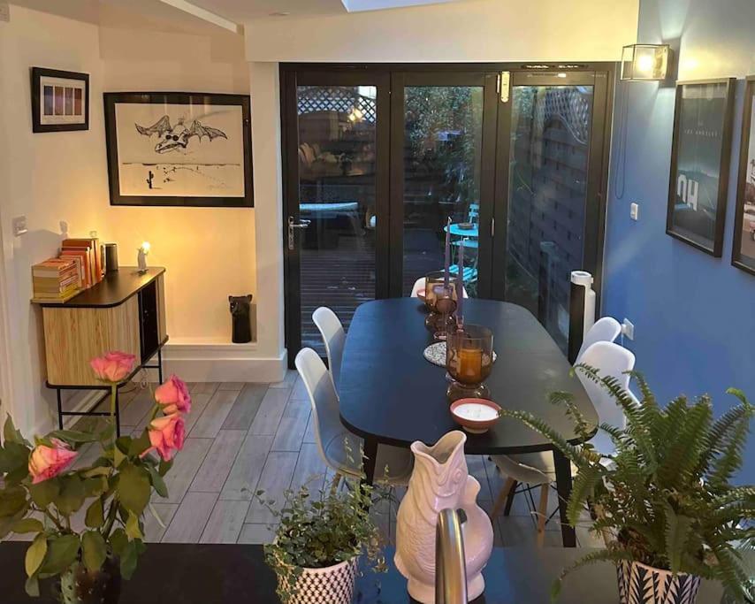 2 Bedroom House With Garden By Notting Hill Holiday home *