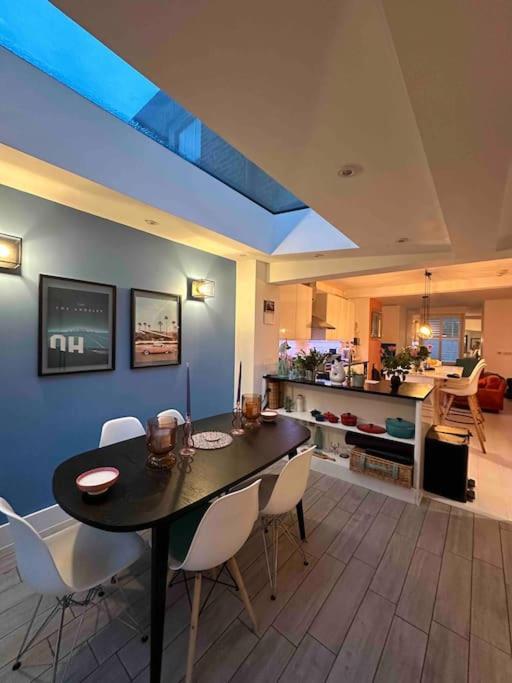 2 Bedroom House With Garden By Notting Hill *