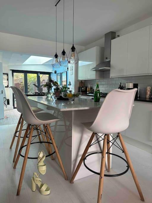 2 Bedroom House With Garden By Notting Hill *