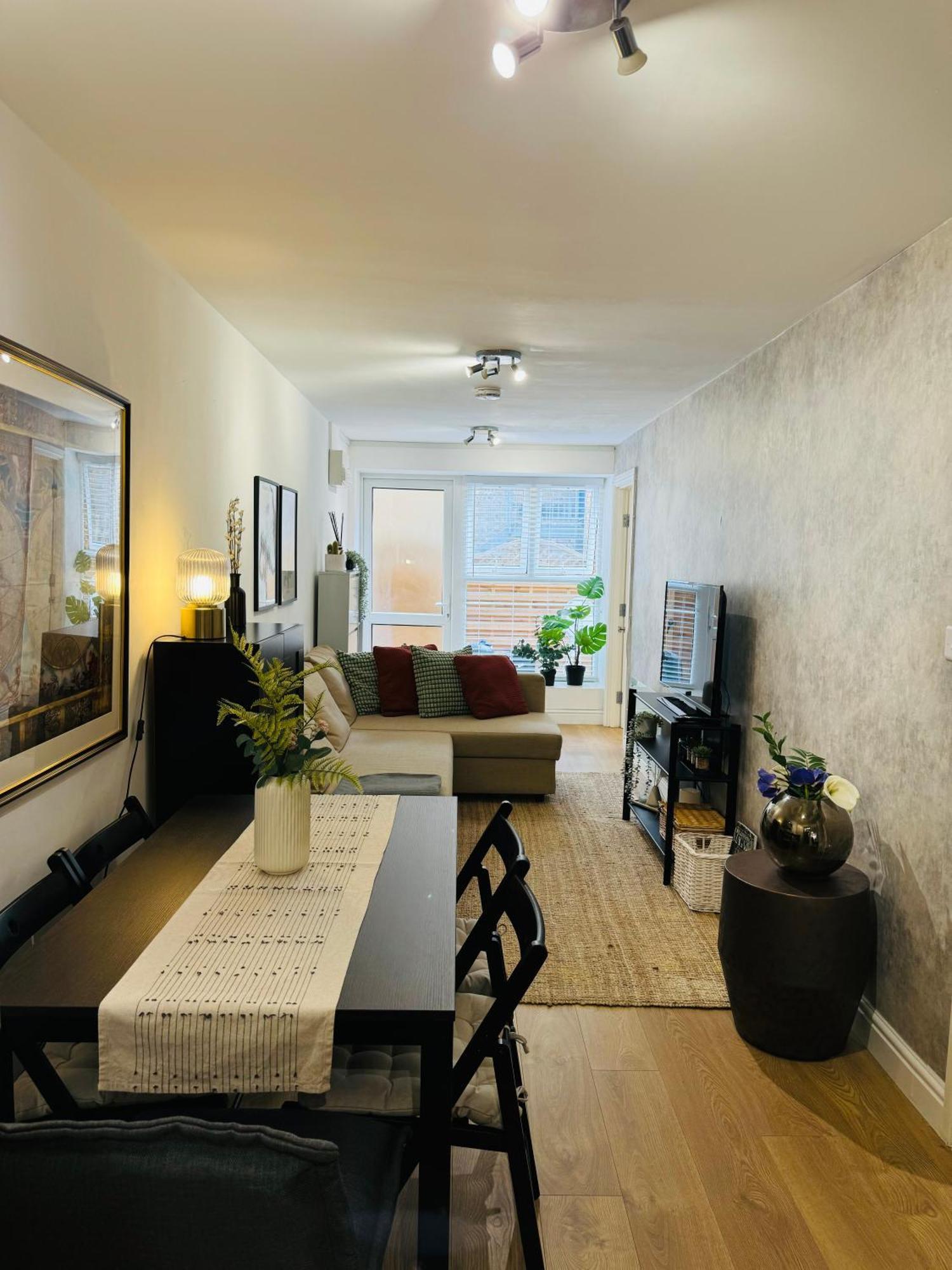 Apartment 2br L 2ba With Patio-sleep 6 London