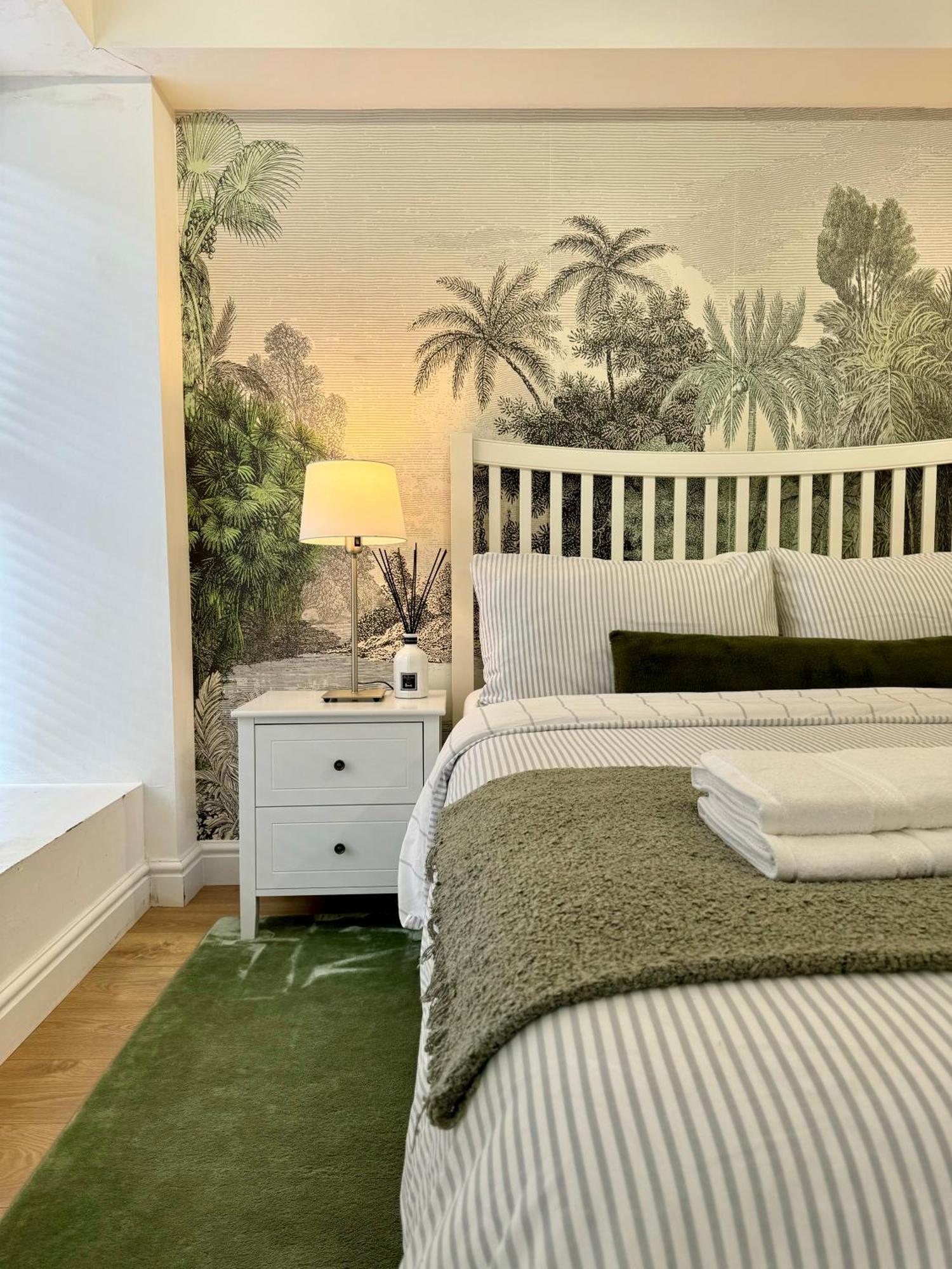2br L 2ba With Patio-sleep 6 Apartment London
