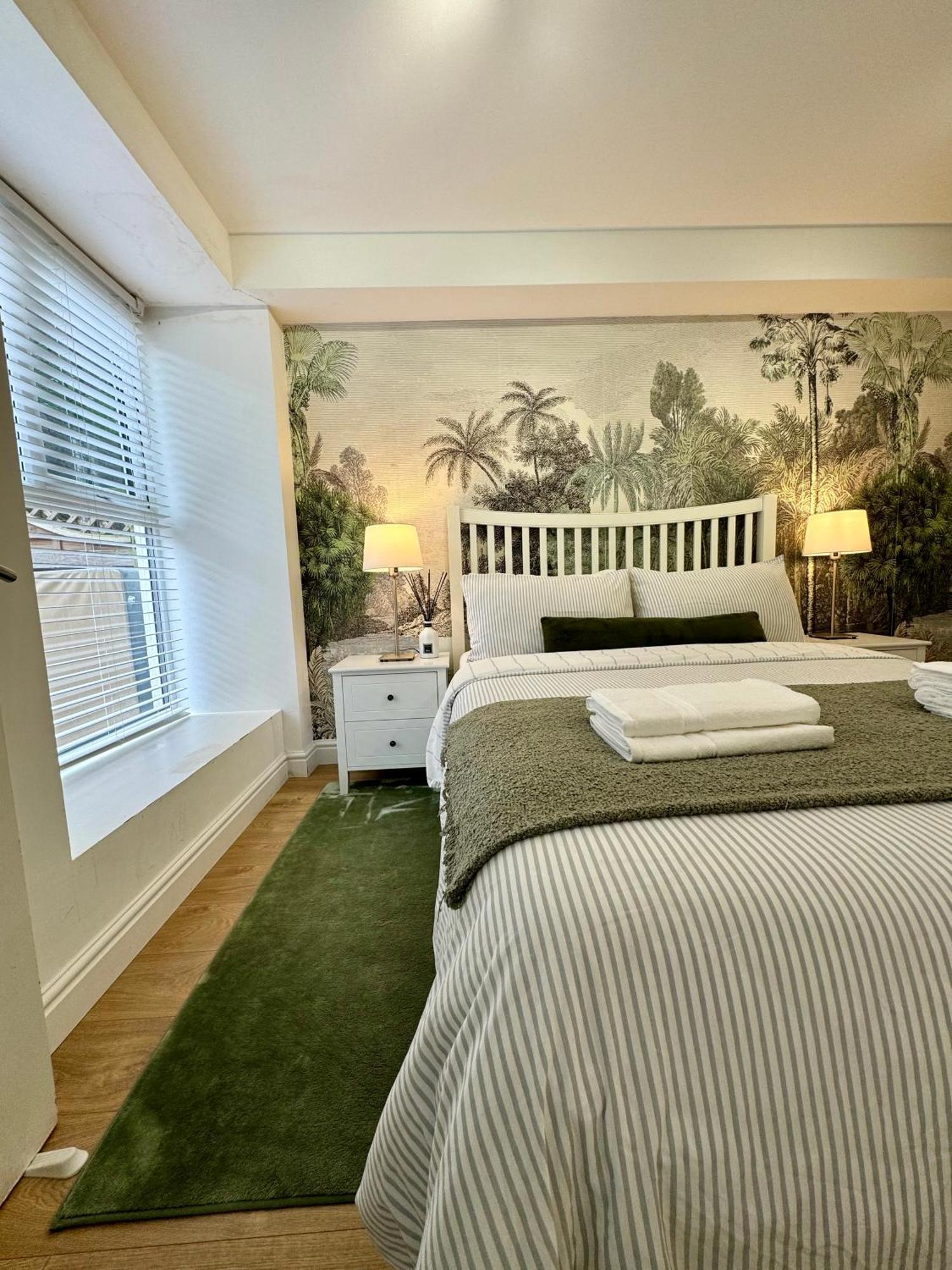 2br L 2ba With Patio-sleep 6 London