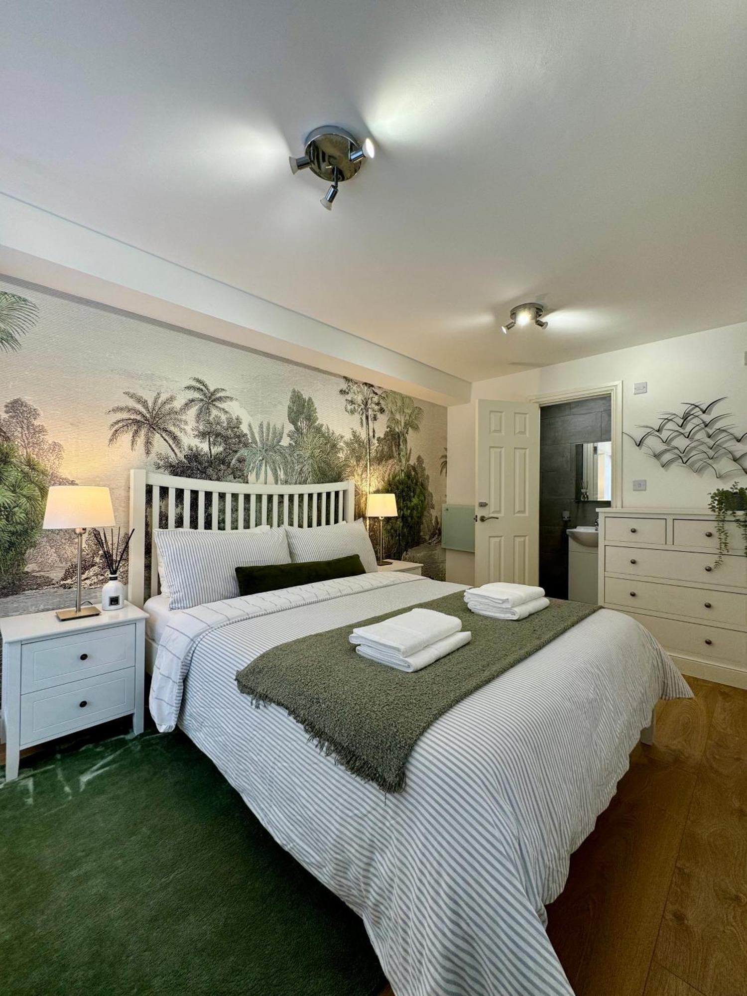 2br L 2ba With Patio-sleep 6 London