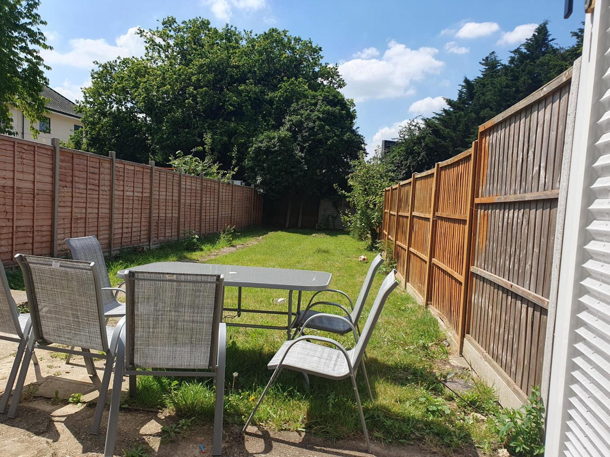 Modern 2 Bedroom 3 Min Walk To Tube Station Leilighet London
