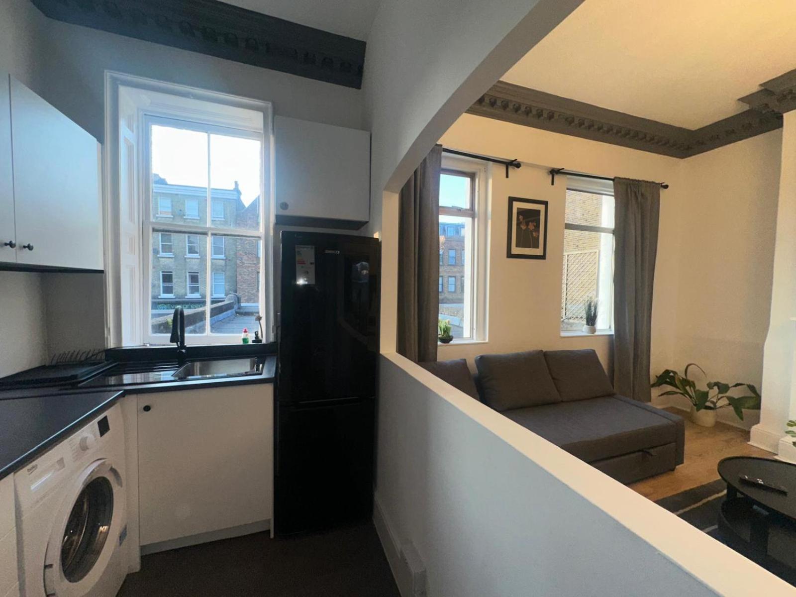 First Floor One Bed In West Londen
